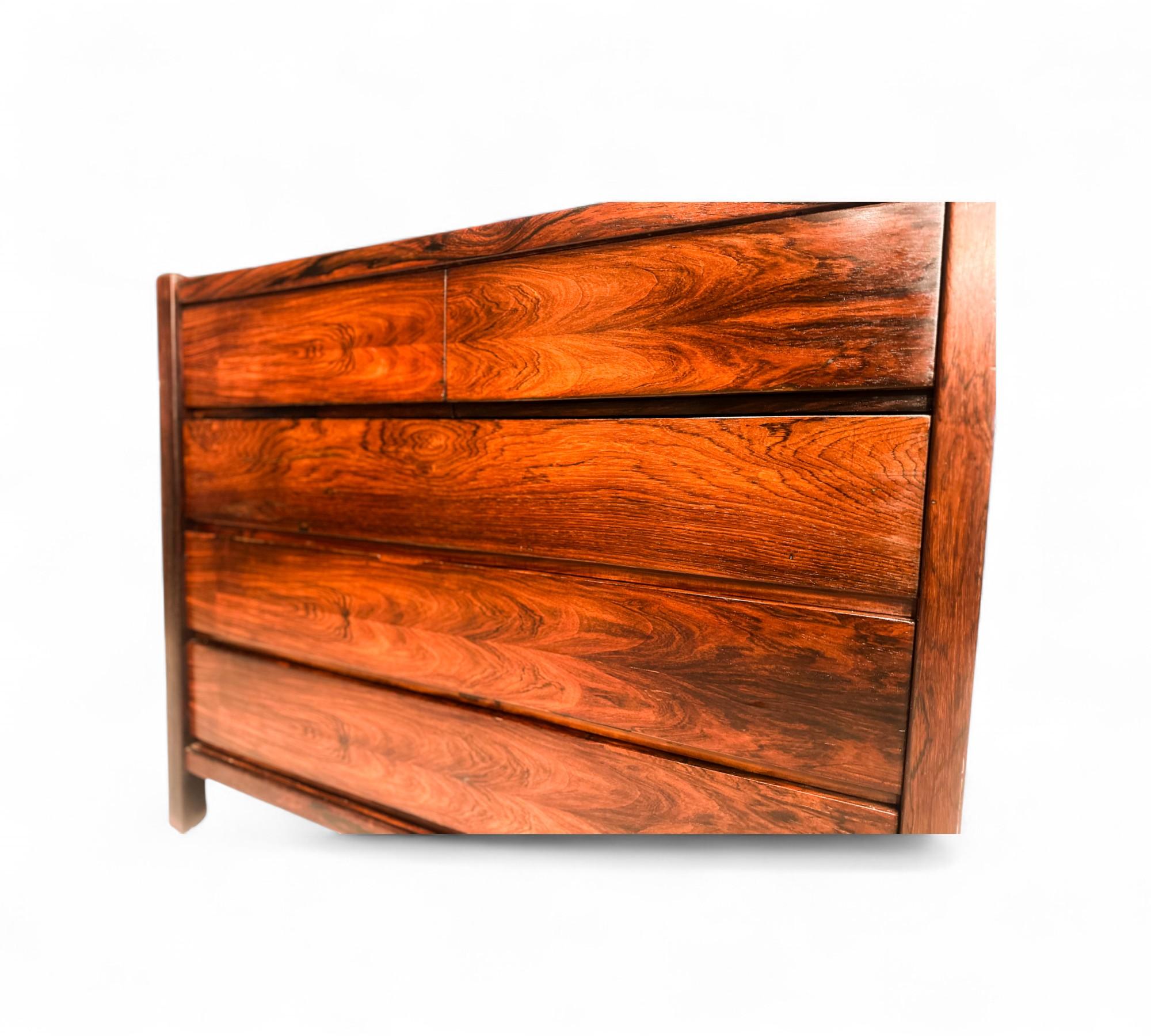 Brésilien Commode moderne brésilienne à 5 tiroirs en bois de rose, Unknown, 1960s en vente