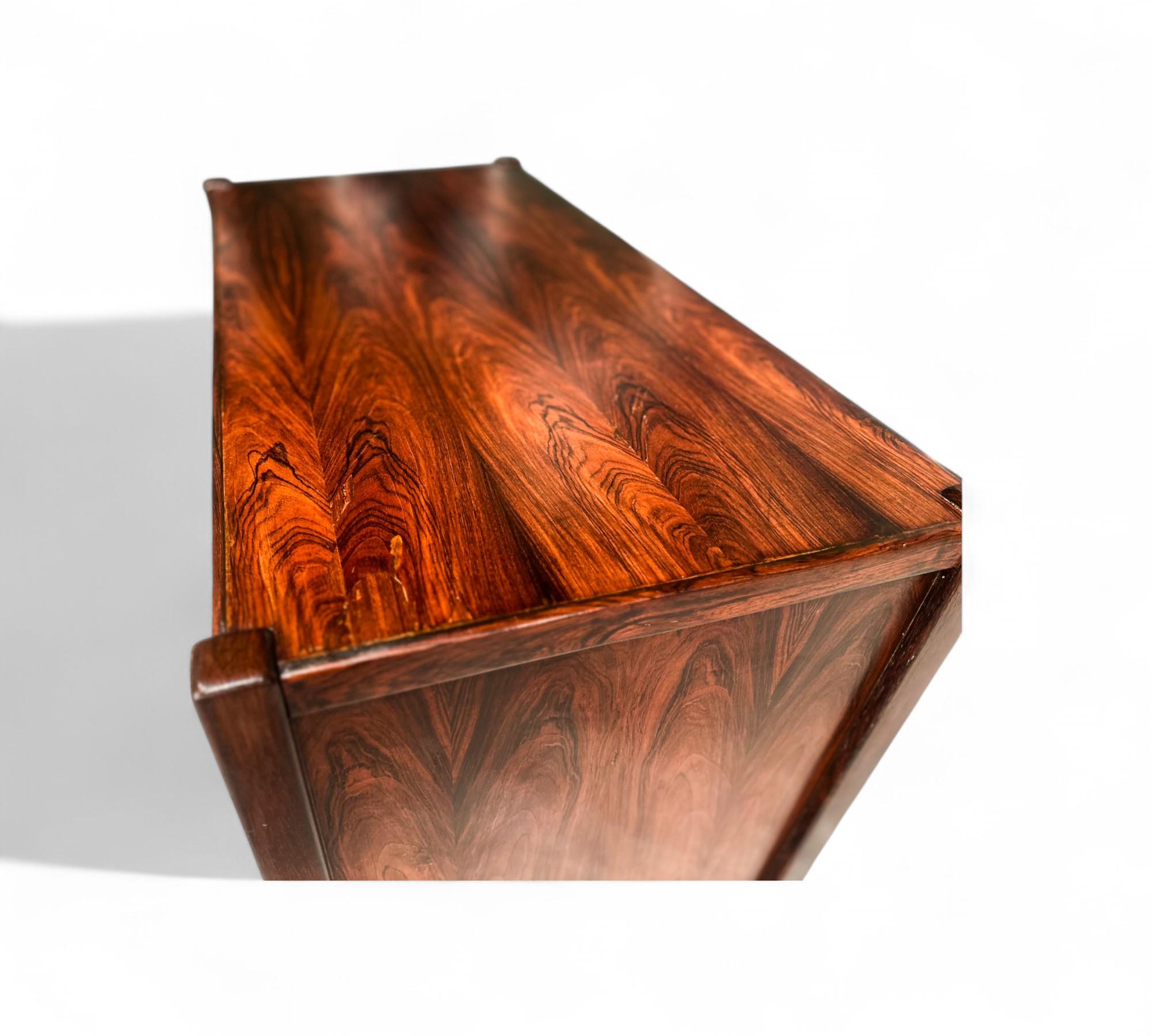 Peint à la main Commode moderne brésilienne à 5 tiroirs en bois de rose, Unknown, 1960s en vente
