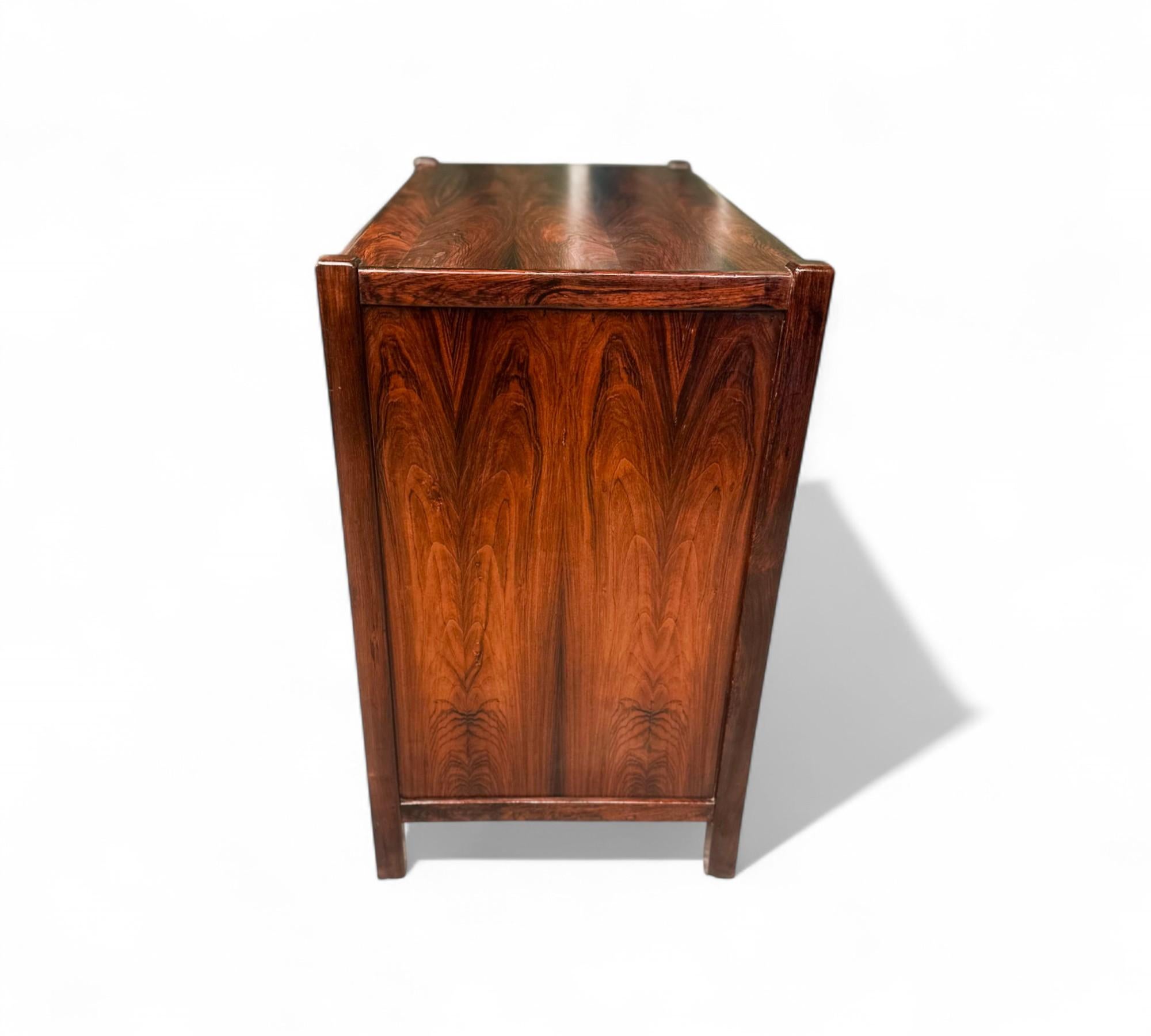 Commode moderne brésilienne à 5 tiroirs en bois de rose, Unknown, 1960s Bon état - En vente à New York, NY