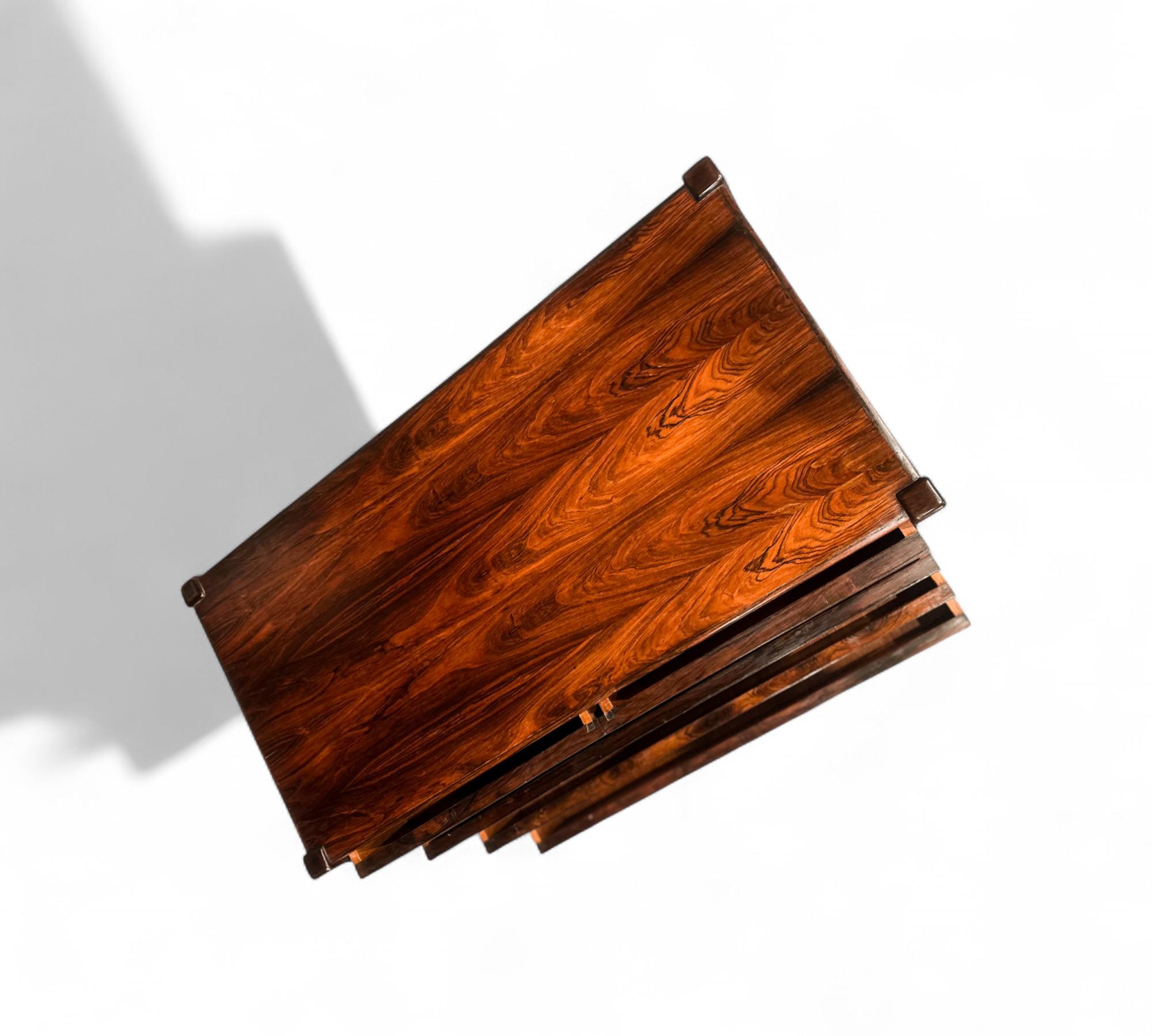 Bois de feuillus Commode moderne brésilienne à 5 tiroirs en bois de rose, Unknown, 1960s en vente