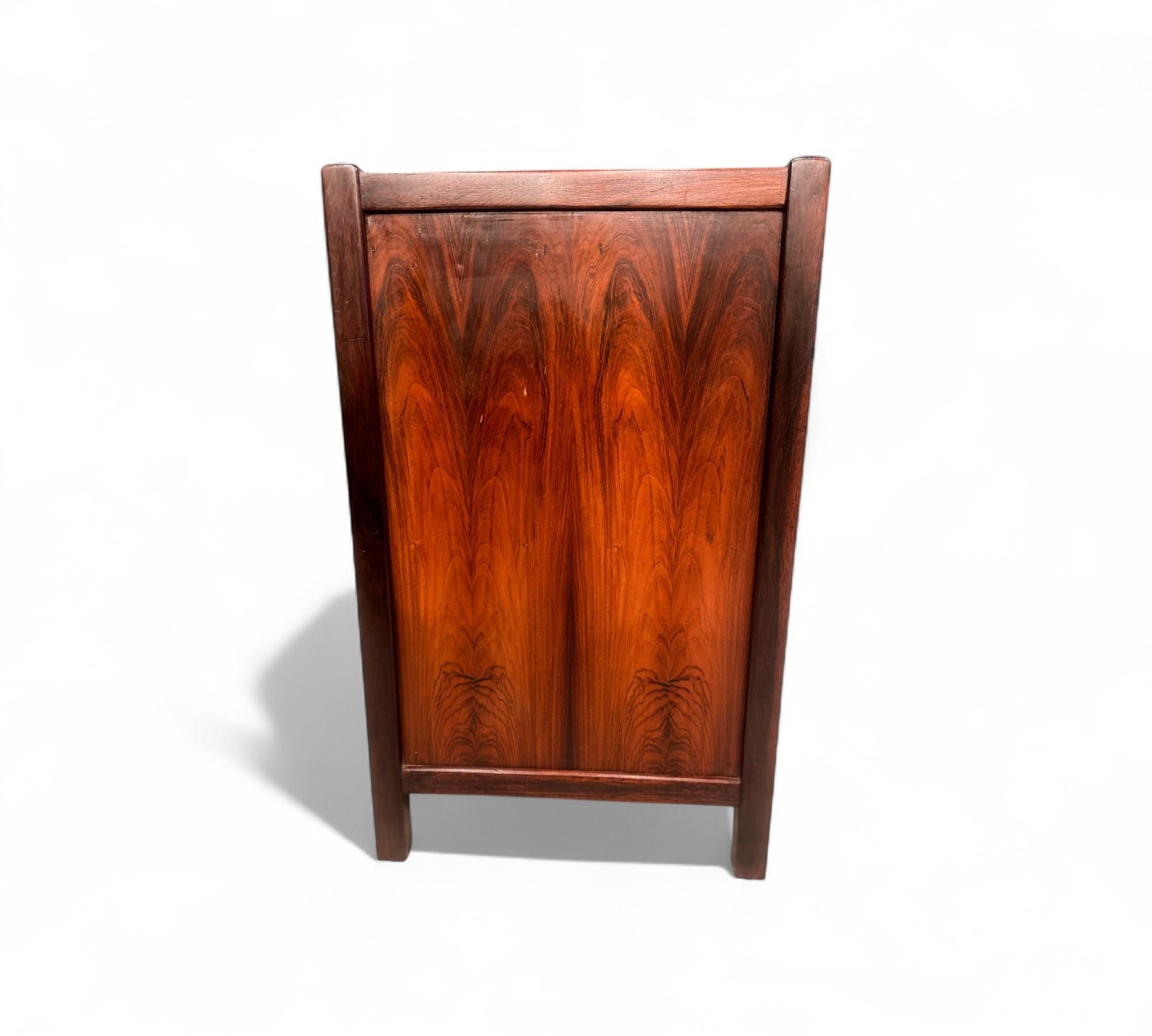 Commode moderne brésilienne à 5 tiroirs en bois de rose, Unknown, 1960s en vente 1