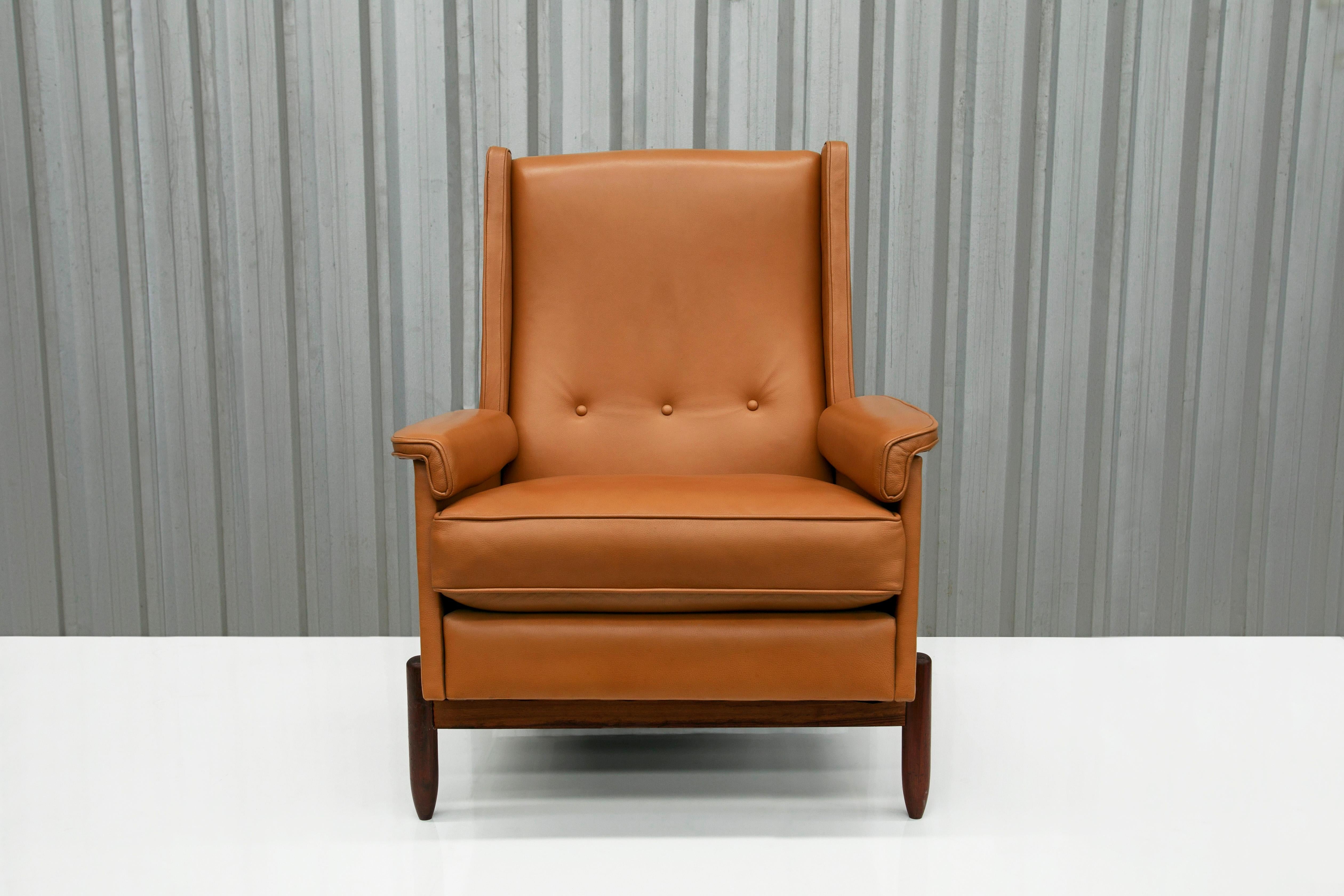 Brazilian Modern Club Chair in Hardwood & Leather by Jorge Jabour, 1960’s For Sale 2
