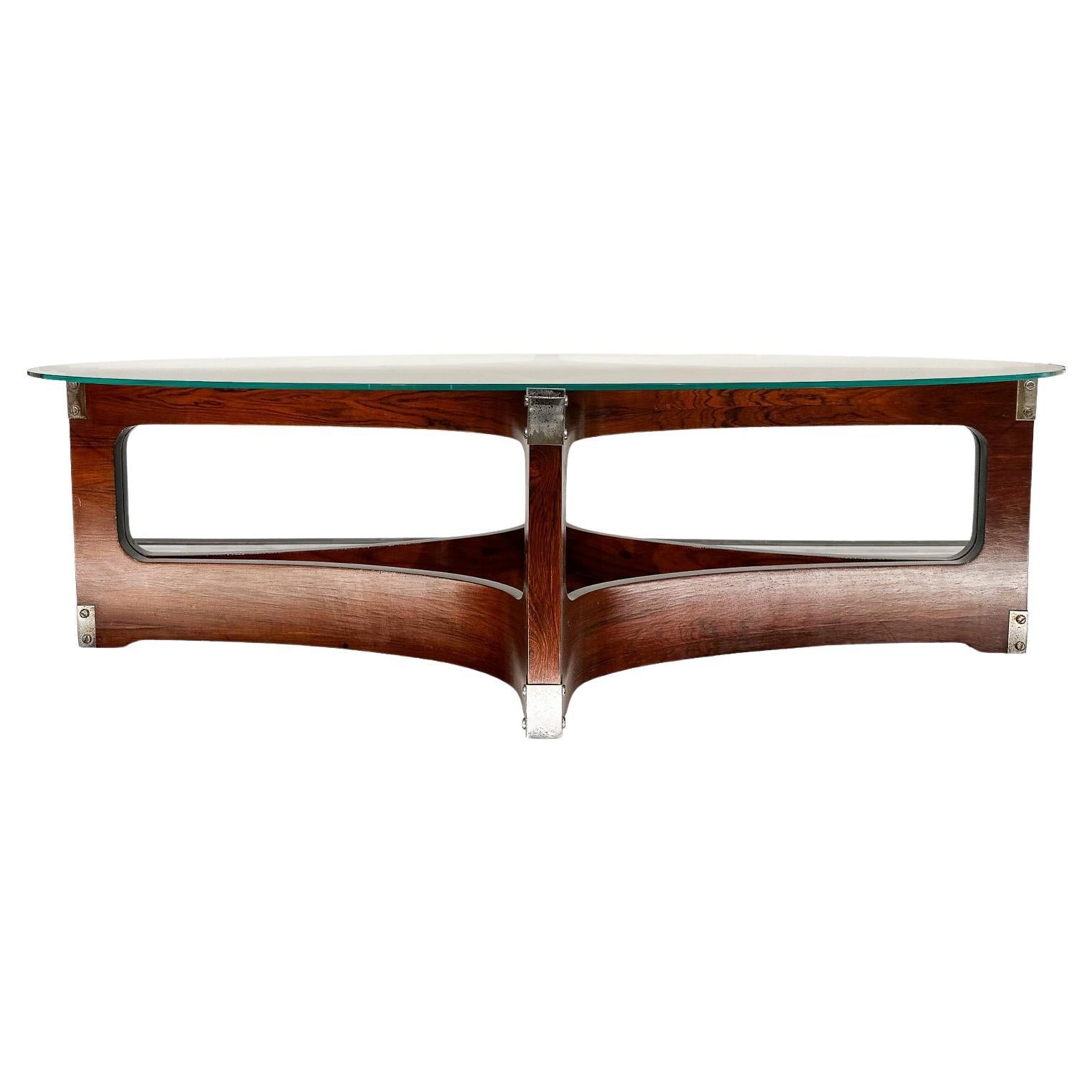 Table basse moderne brésilienne en bois cintré et verre, Novo Rumo, Brésil, vers les années 1960