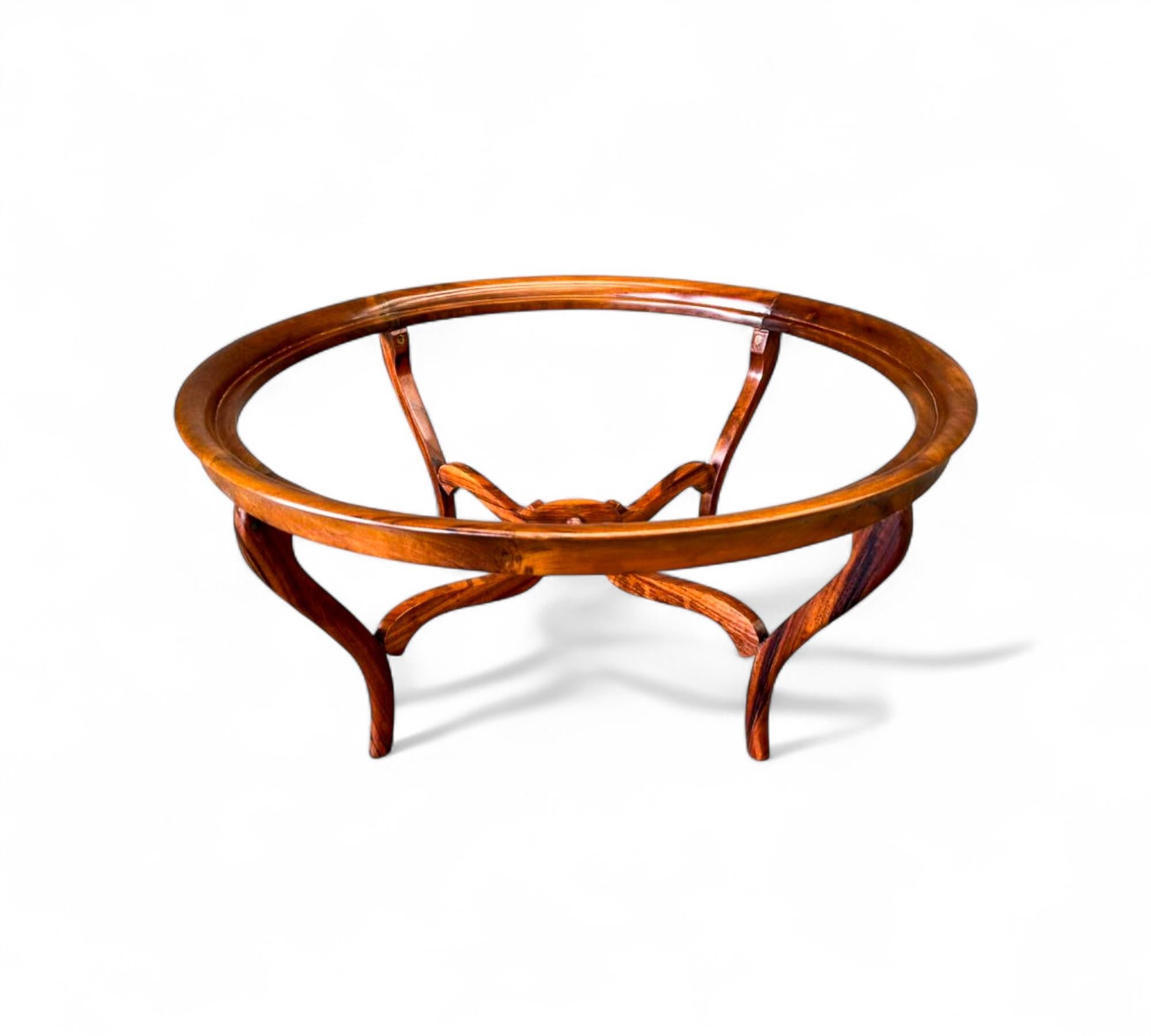 Cette exceptionnelle table basse des années 1950 de Giuseppe Scapinelli témoigne de l'approche sculpturale distinctive du designer et de sa maîtrise du modernisme brésilien. Fabriquée en bois de caviuna richement grainé, la table présente un élégant