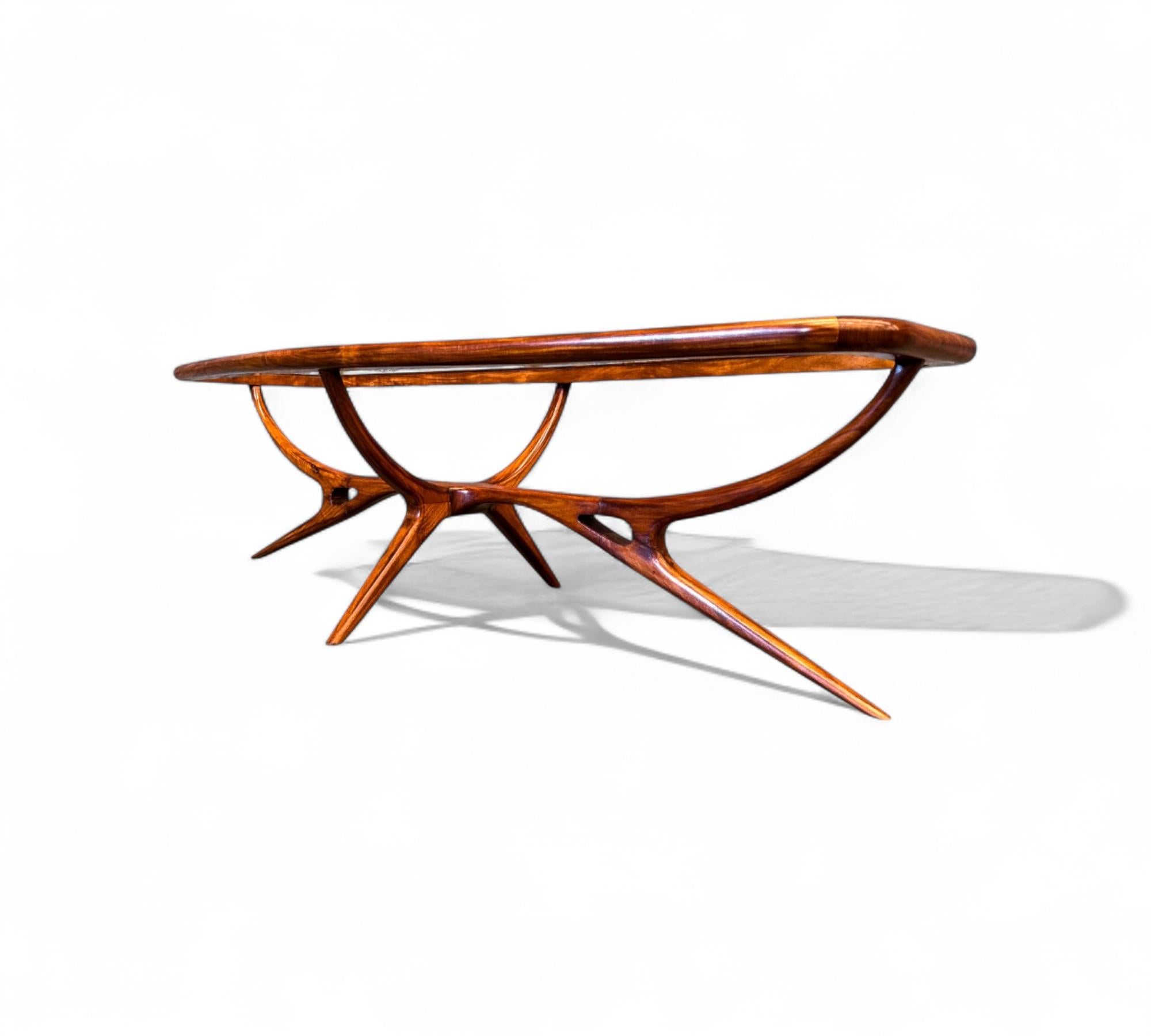 20ième siècle Table basse moderne brésilienne en caviuna et verre, Giuseppe Scapinelli, années 1950 en vente