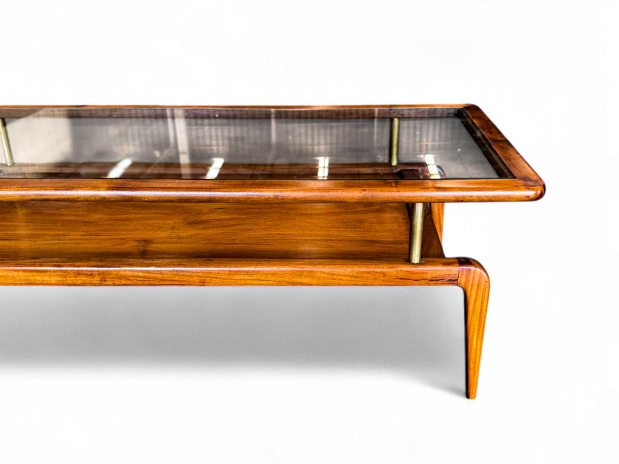Disponible dès aujourd'hui, cette table basse moderne brésilienne conçue par Giuseppe Scapinelli au Brésil dans les années 1950 est un véritable coup de cœur !

Cette table basse présente un superbe cadre en bois dur Caviuna, surmonté d'une surface