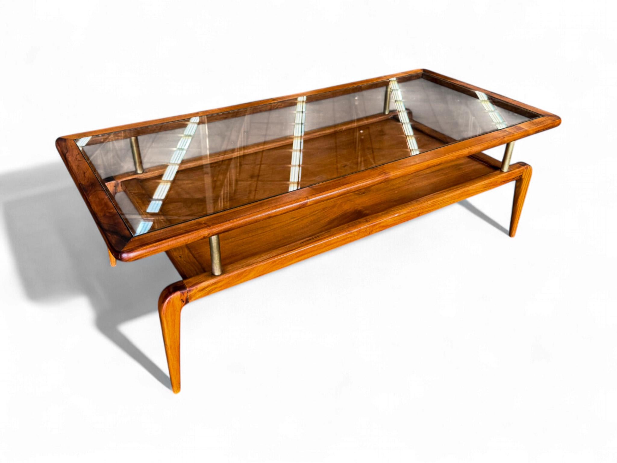 Brésilien Table basse moderne brésilienne en Caviuna et verre, Giuseppe Scapinelli, c.1950s en vente