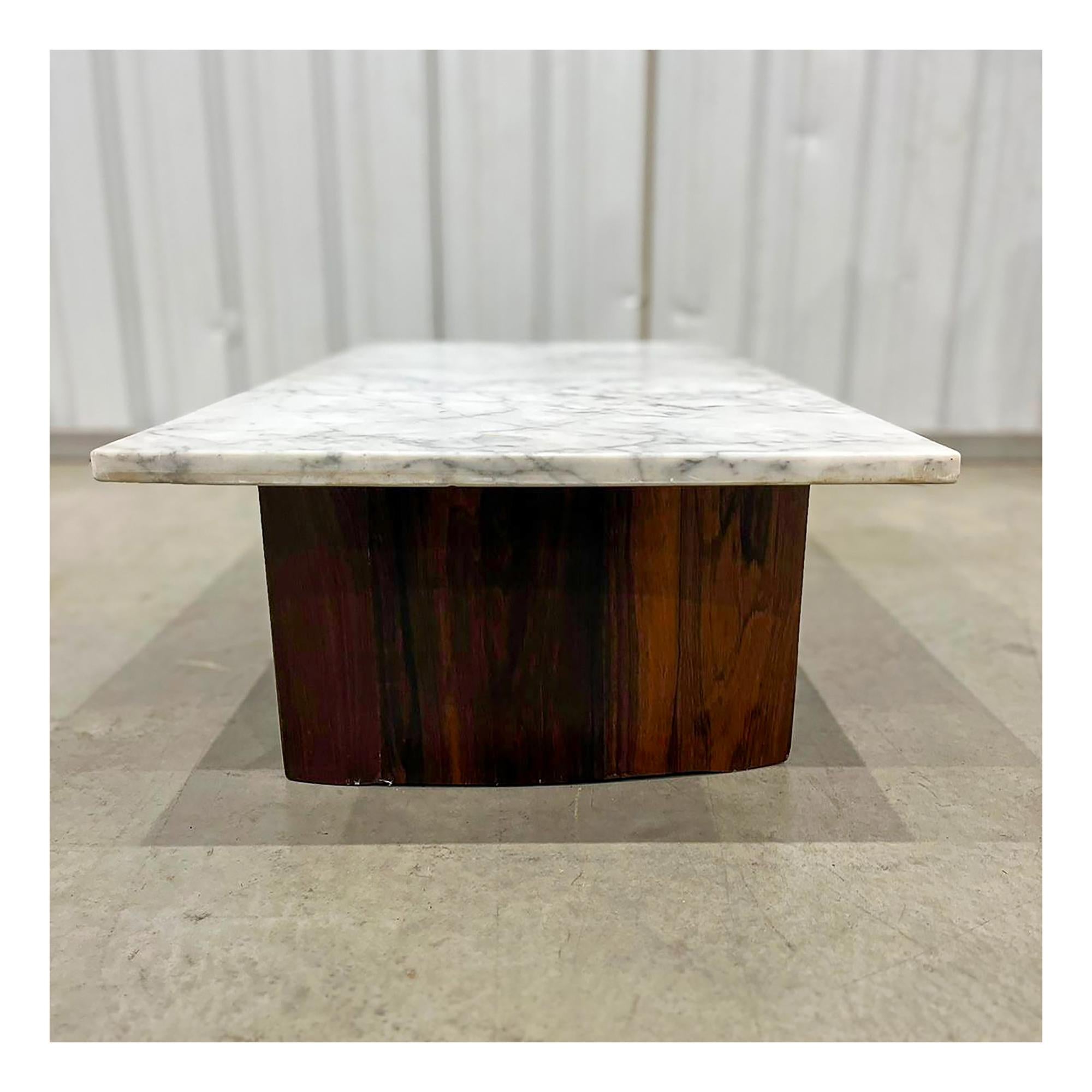 Table basse moderne brésilienne en bois dur et marbre, Joaquim Tenreiro, années 1950 en vente 5