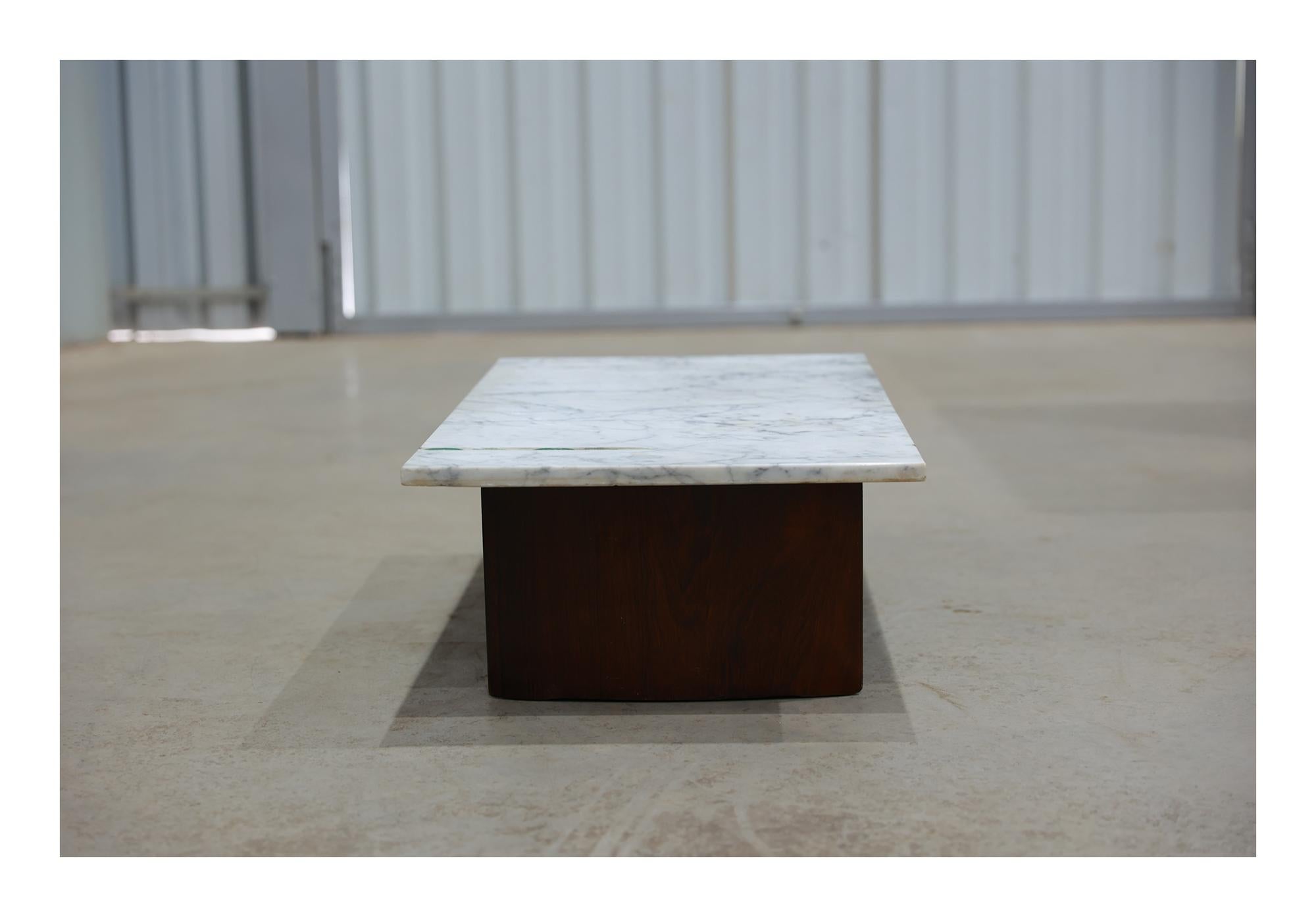 Hand-Carved Brazilian Modern Coffee Table in Hardwood and Marble, Joaquim Tenreiro, 1950s For Sale