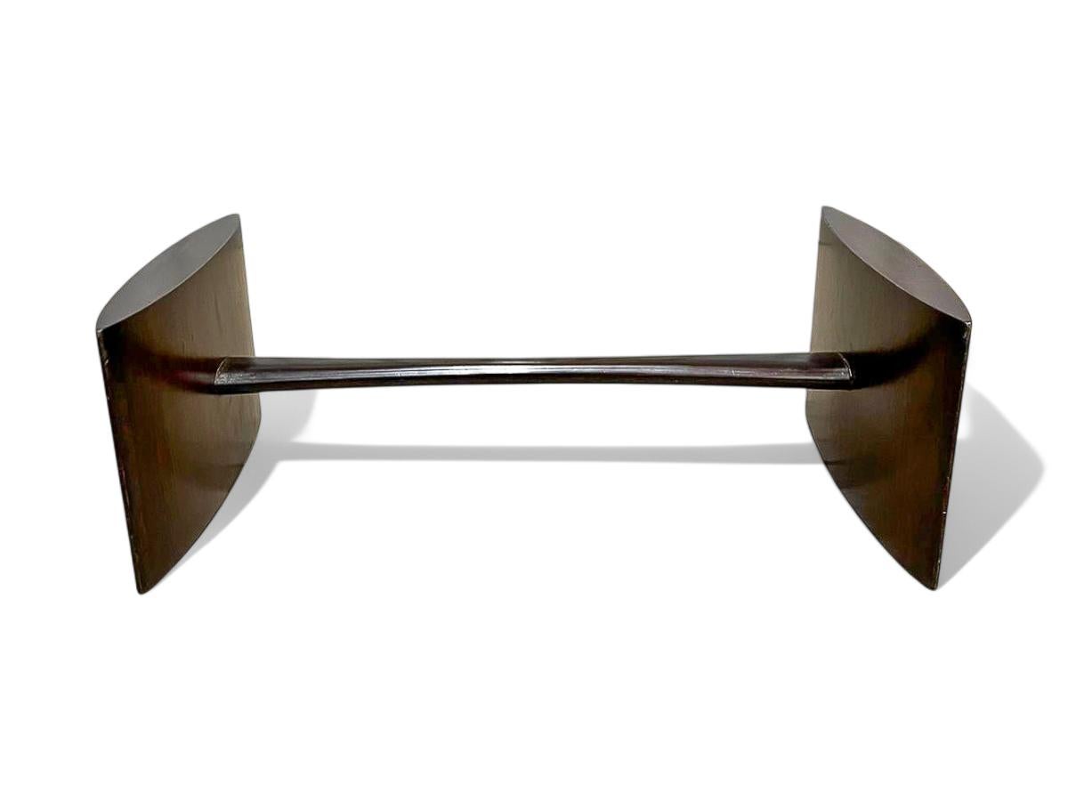 Disponibile oggi a NYC con spedizione nazionale gratuita inclusa, questo tavolino da caffè moderno brasiliano realizzato in legno duro e marmo da Joaquim Tenreiro negli anni '50 è splendido.

Questo tavolino ha una struttura in legno di palissandro