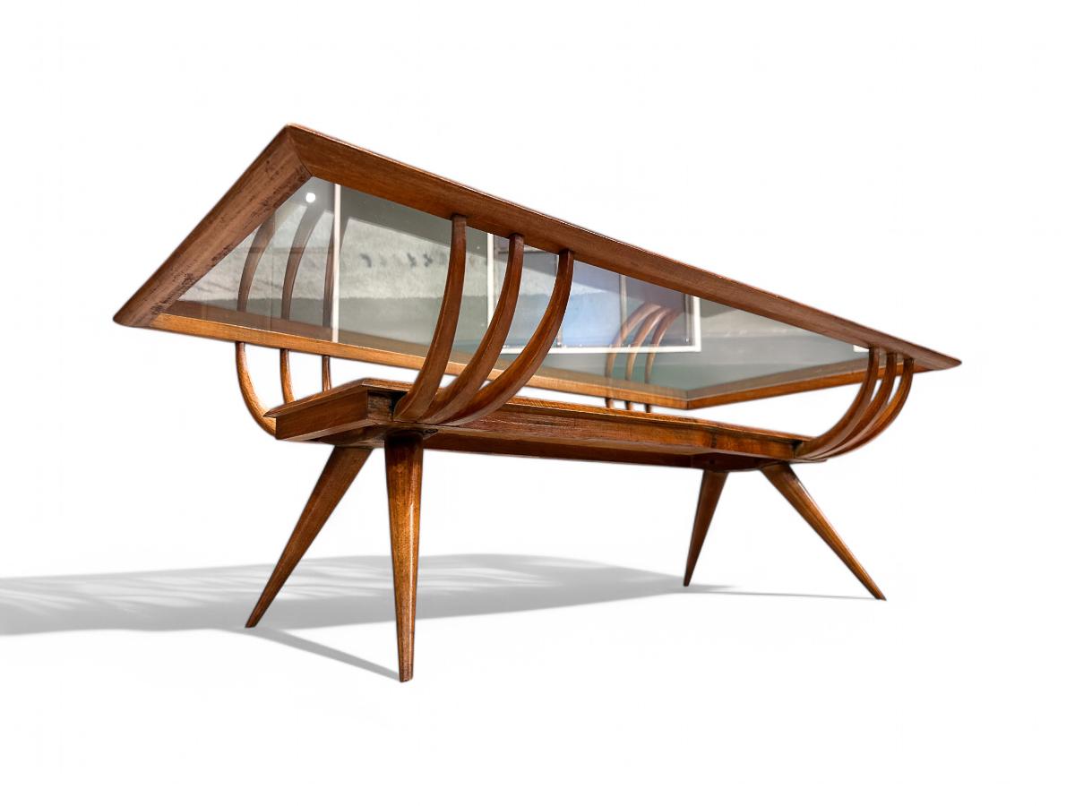 Disponible aujourd'hui, cette table basse moderne brésilienne en bois dur et en verre de Giuseppe Scapinelli, 1950, Brésil, n'est rien moins que spectaculaire.

La table basse est entièrement fabriquée en bois dur Caviuna et comporte quatre pieds