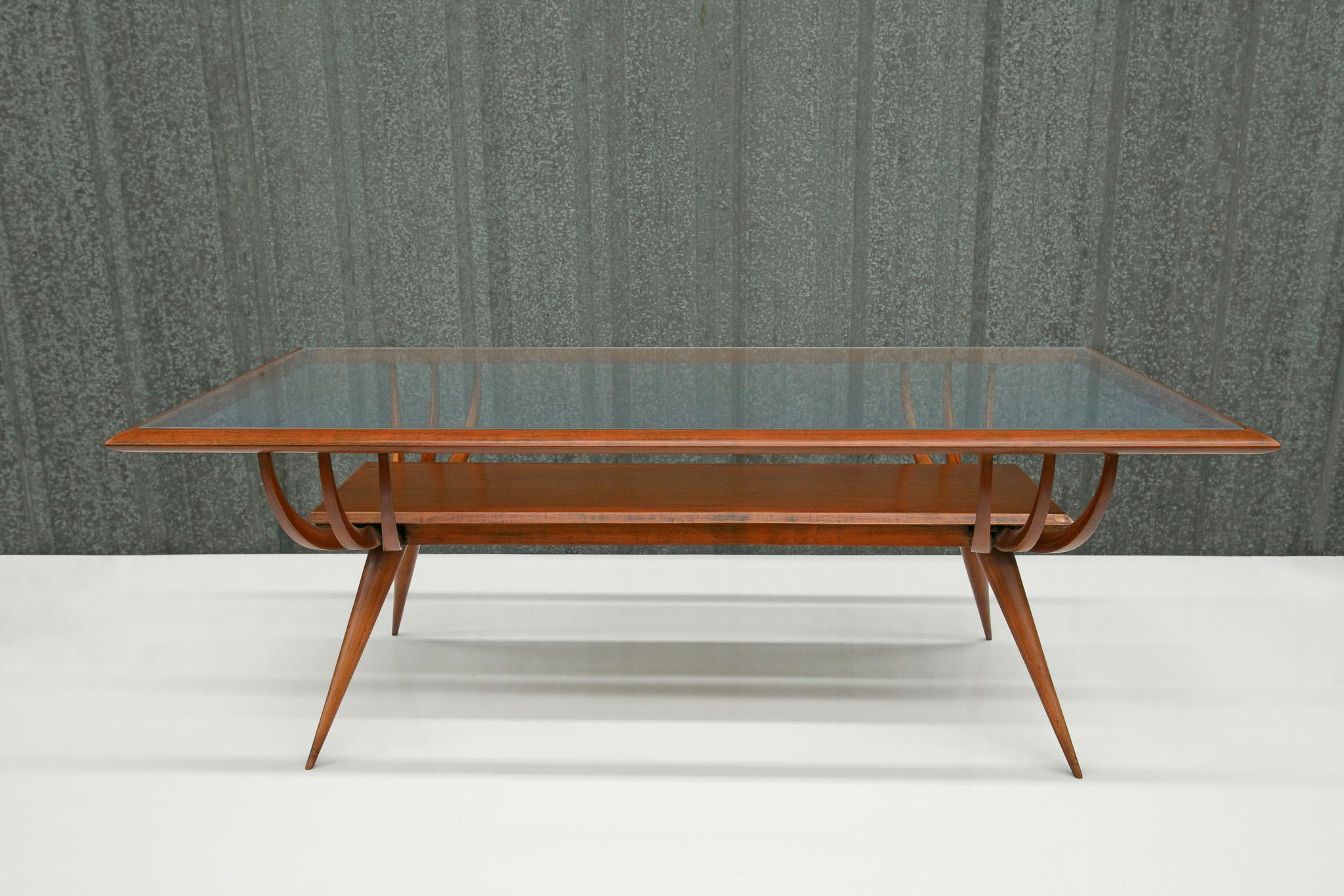 Available today, this Brazilian Modern coffee table in hardwood and glass by Giuseppe Scapinelli, 1950s, Brazil is nothing less than spectacular.

The coffee table is entirely made in Caviuna hardwood, and features four toothpick legs, a middle