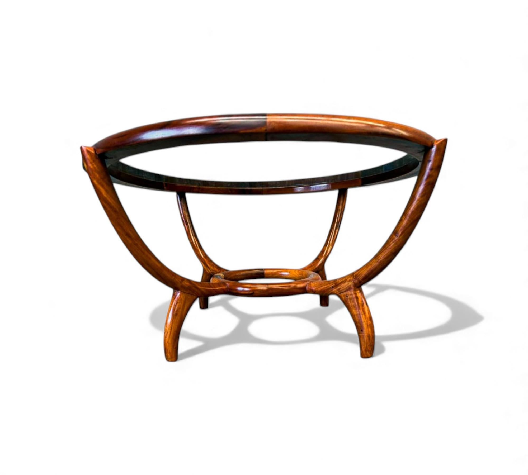Brésilien Table basse moderne brésilienne en bois dur et verre, Giuseppe Scapinelli, années 1950 en vente