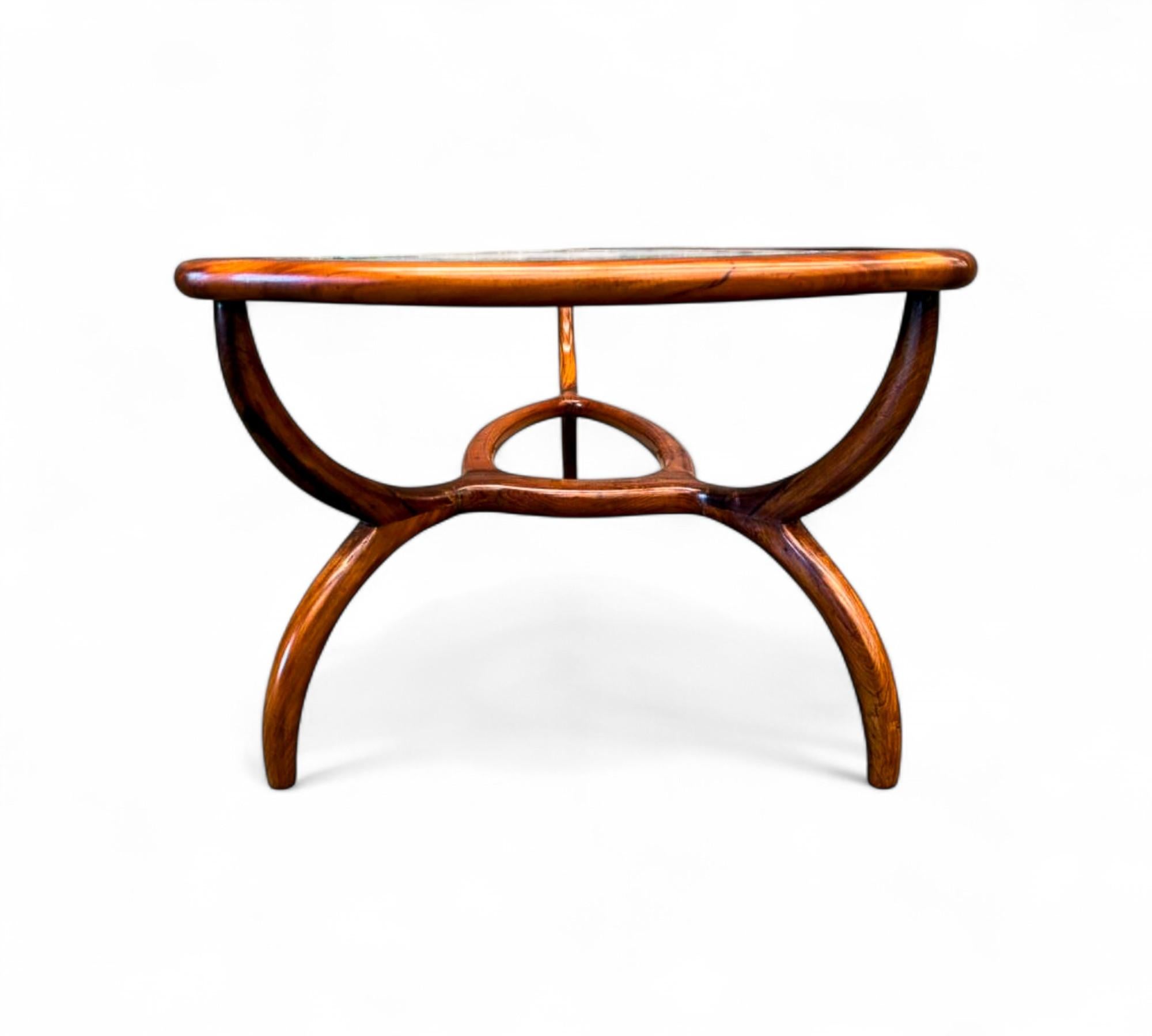 Travail du bois Table basse moderne brésilienne en bois dur et verre, Giuseppe Scapinelli, années 1950 en vente