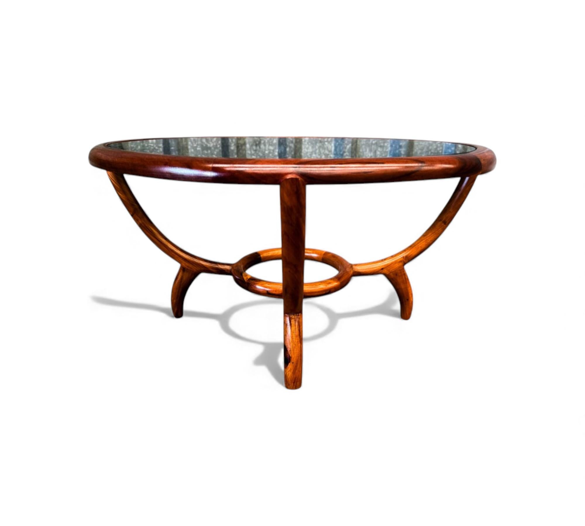 Travail du bois Table basse moderne brésilienne en bois dur et verre, Giuseppe Scapinelli, années 1950 en vente