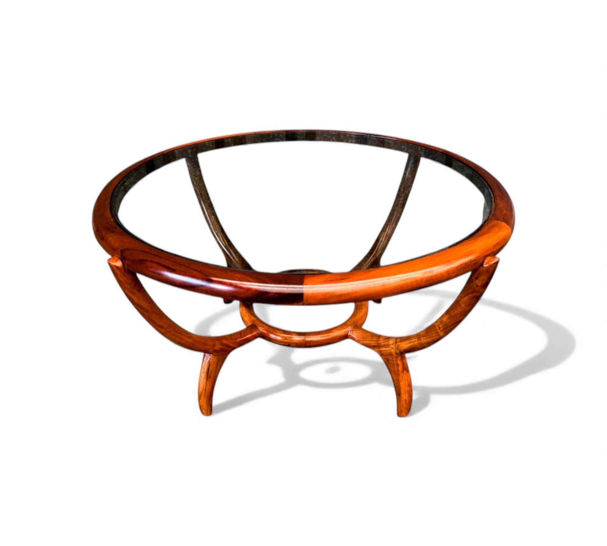 20ième siècle Table basse moderne brésilienne en bois dur et verre, Giuseppe Scapinelli, années 1950 en vente