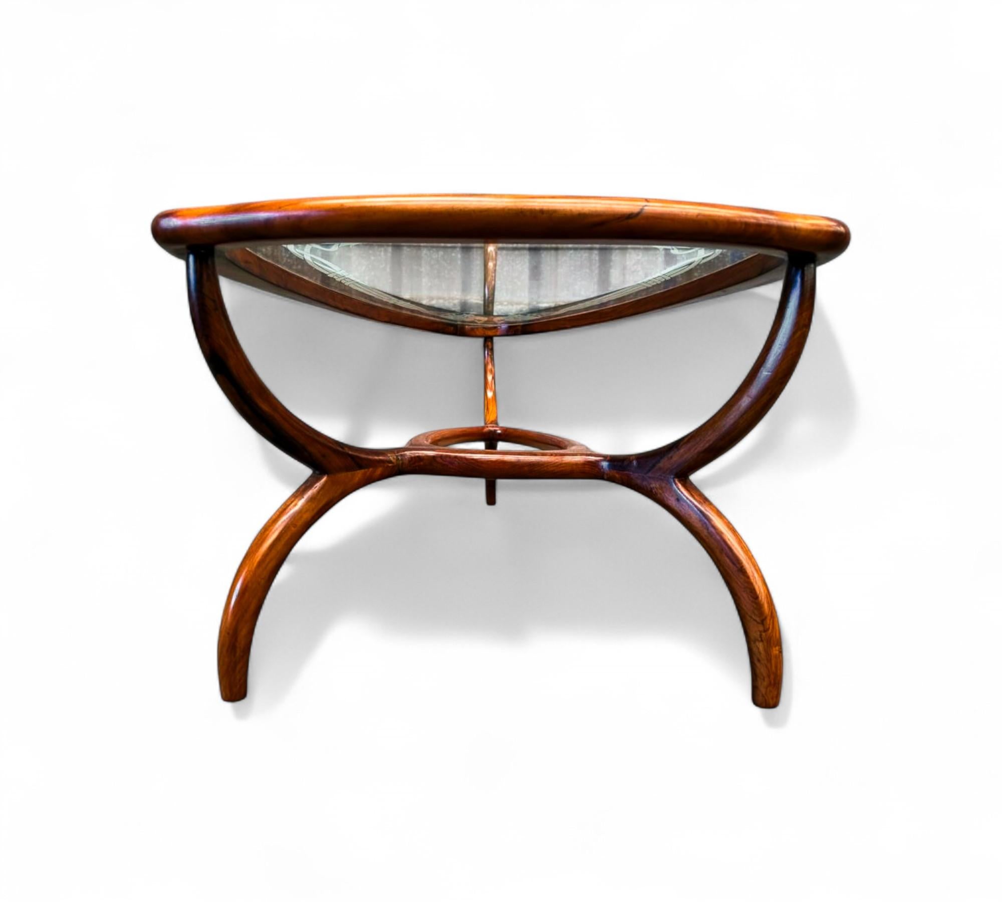 Table basse moderne brésilienne en bois dur et verre, Giuseppe Scapinelli, années 1950 en vente 1