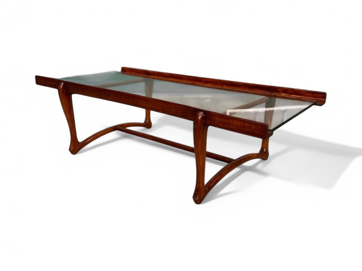 Disponible dès aujourd'hui, cette table basse moderne brésilienne unique en son genre en Caviuna et verre, conçue par Giuseppe Scapinelli dans les années 50, n'est rien de moins que spectaculaire !

Cette magnifique table basse est dotée d'une base