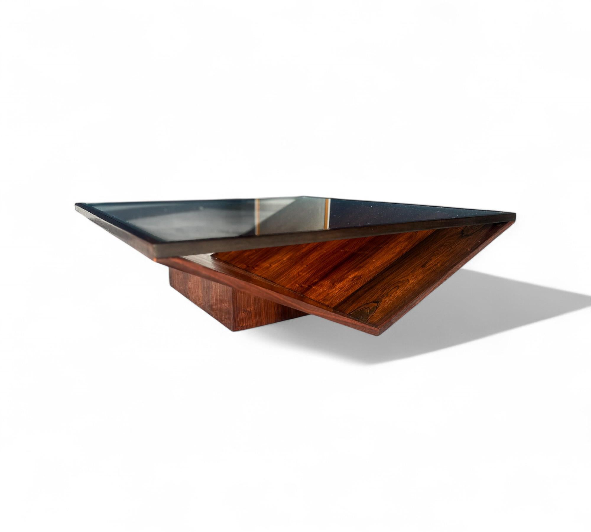 Table basse moderne brésilienne en bois dur, verre et métal, Unknown, années 1960 en vente 3