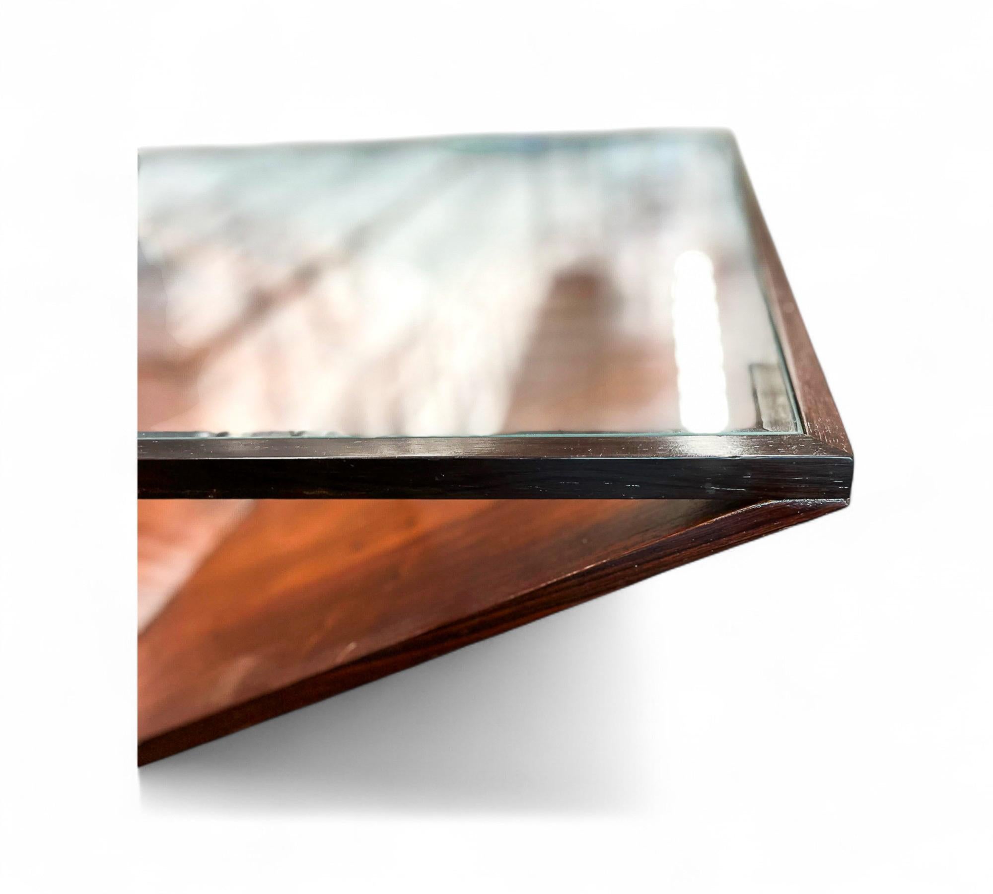 Table basse moderne brésilienne en bois dur, verre et métal, Unknown, années 1960 en vente 7