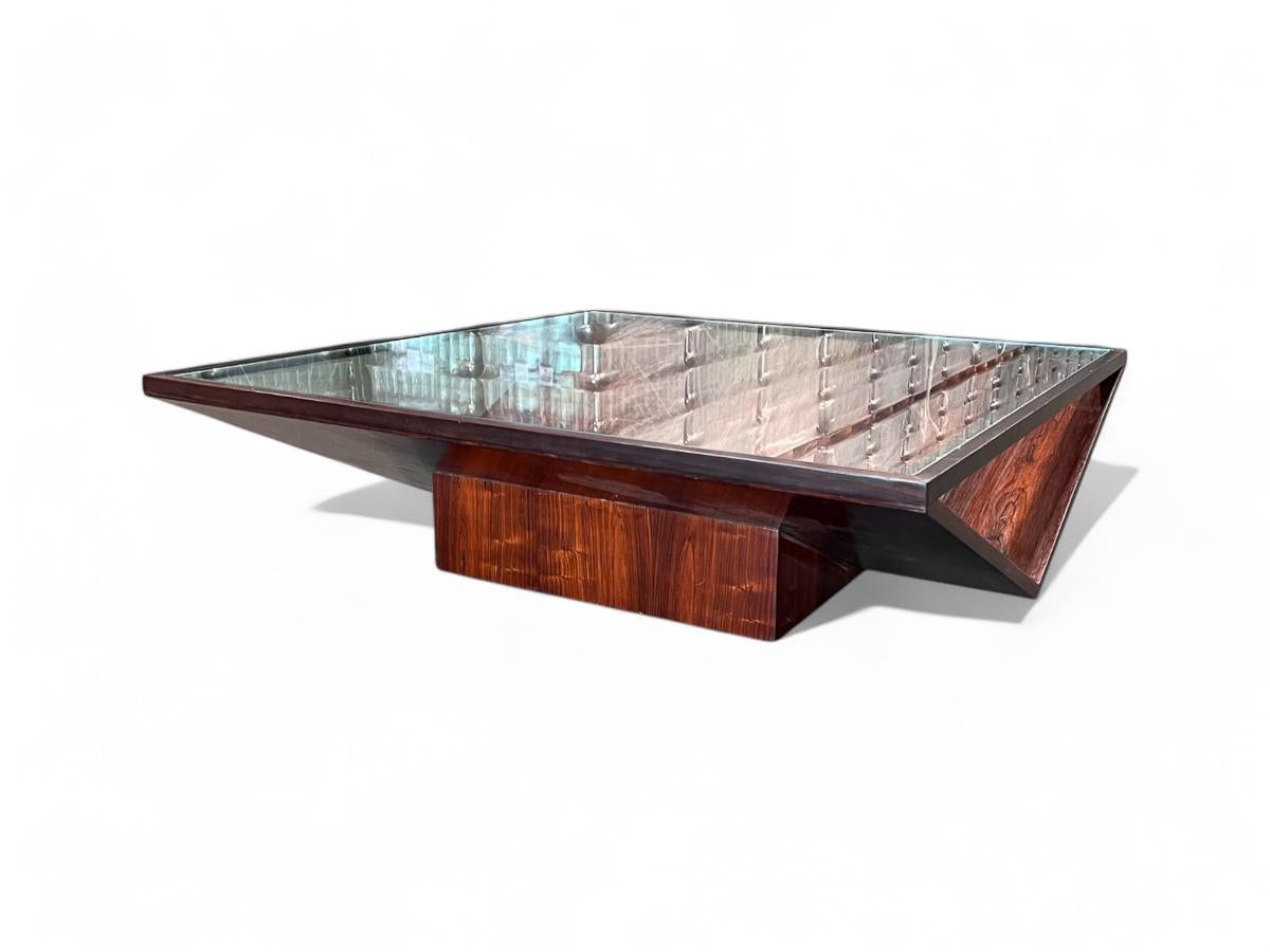 Cette table basse moderne brésilienne en bois de rose, verre et métal fabriquée au Brésil dans les années 60 n'est rien de moins que la trouvaille de l'année !

Cette table basse exquise est composée d'une base en contreplaqué ornée d'un placage de