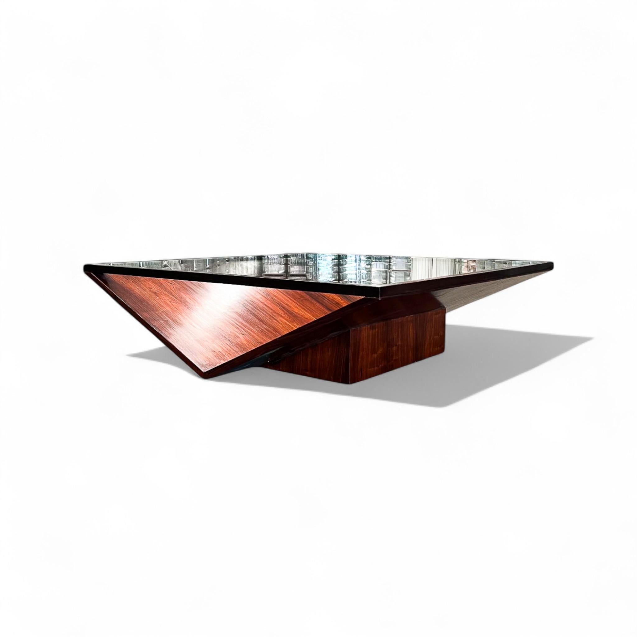 Cette table basse moderne brésilienne en bois de rose, verre et métal fabriquée au Brésil dans les années 60 n'est rien de moins que la trouvaille de l'année !

Cette table basse exquise est composée d'une base en contreplaqué ornée d'un placage de