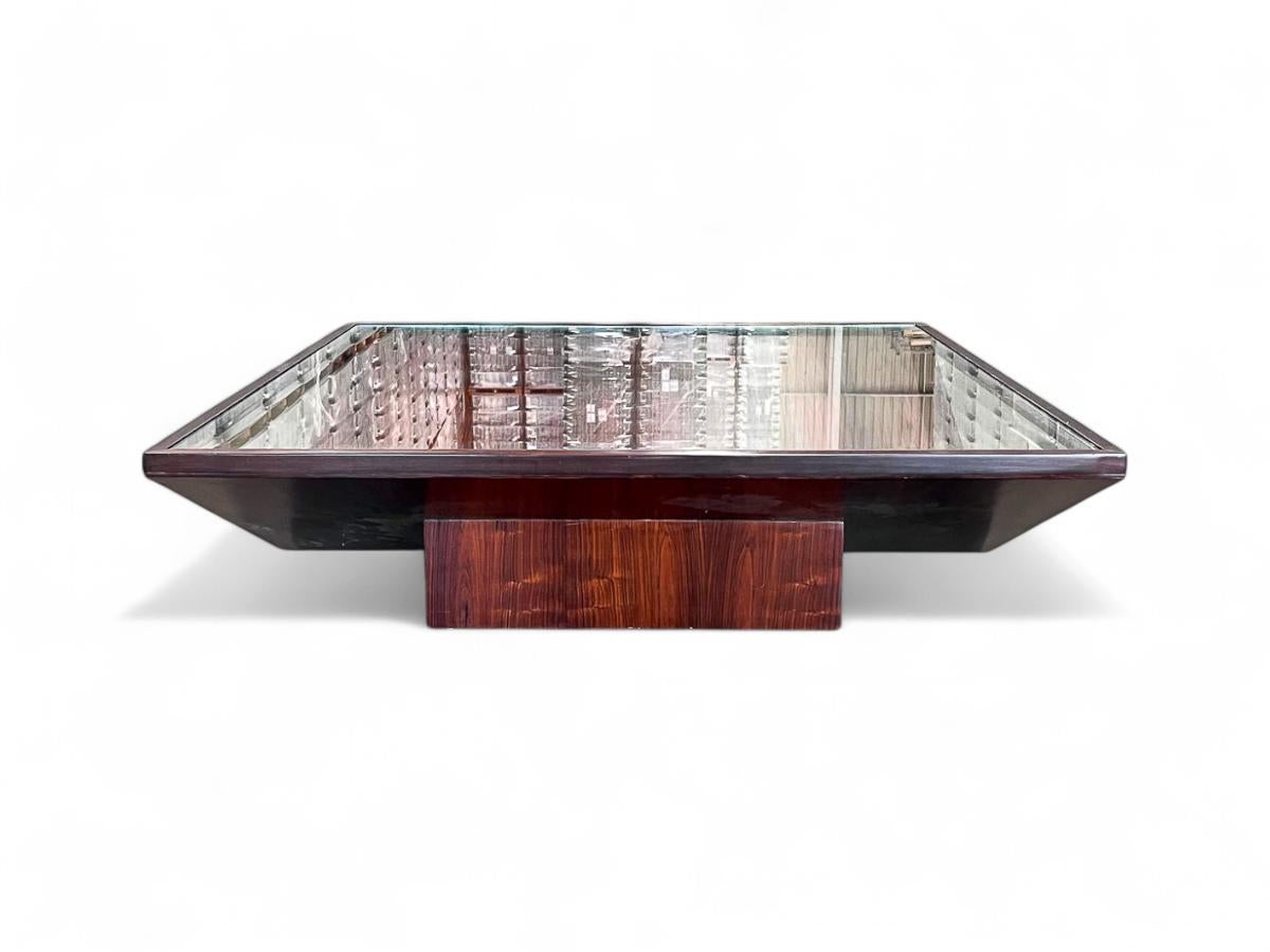 Brésilien Table basse moderne brésilienne en bois dur, verre et métal, Unknown, années 1960 en vente