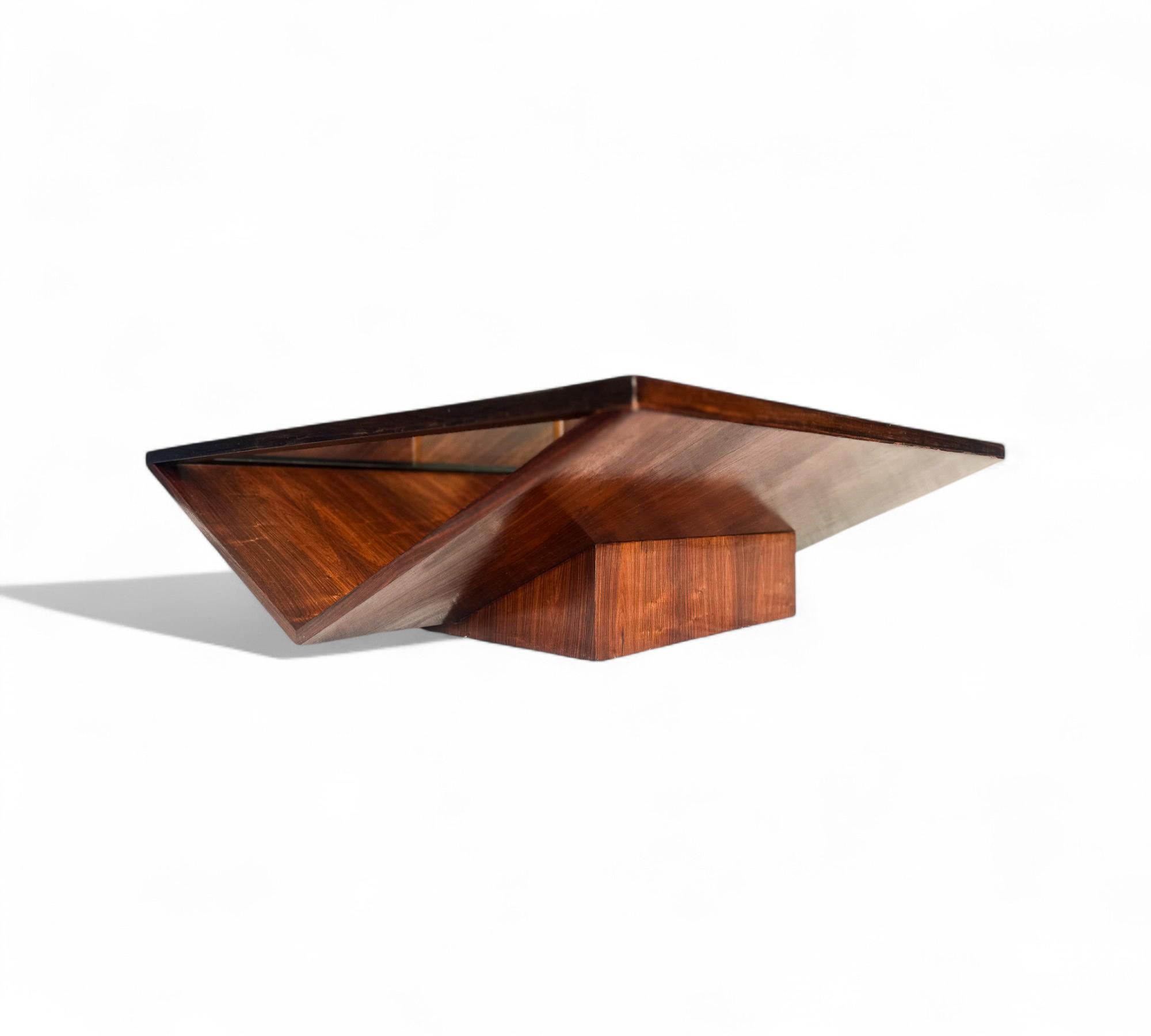 Brésilien Table basse moderne brésilienne en bois dur, verre et métal, Unknown, années 1960 en vente