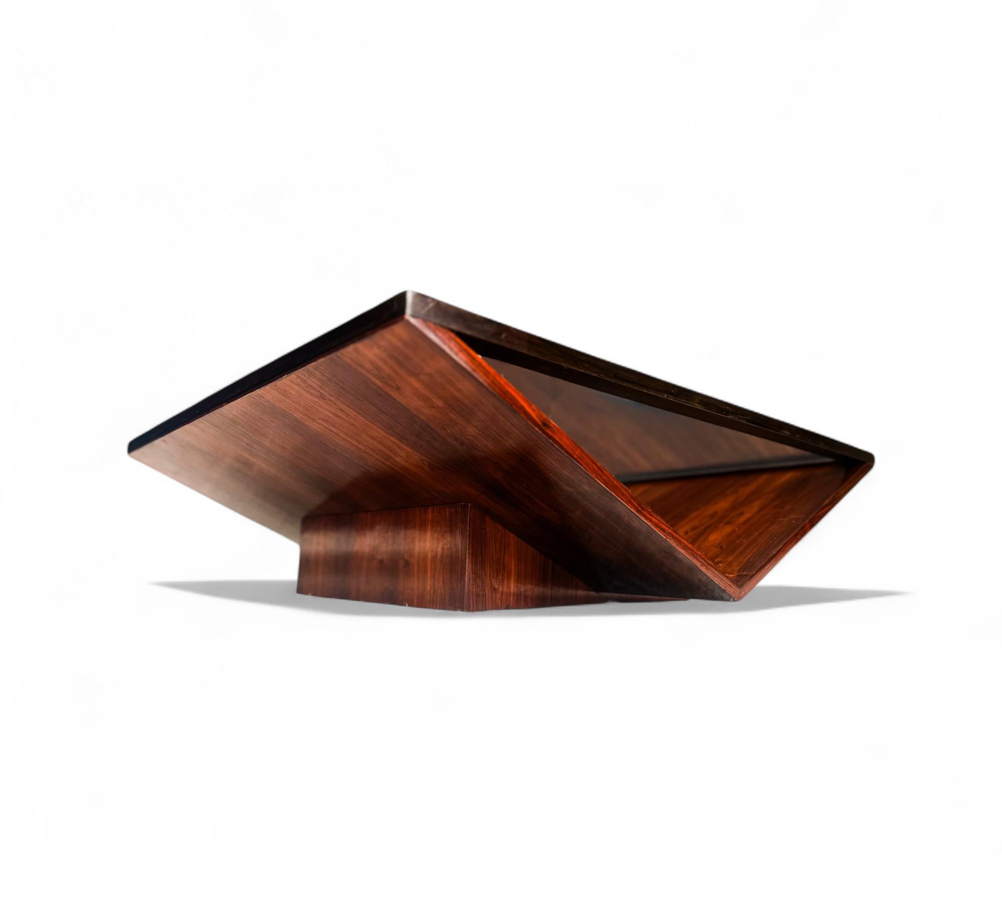 Travail du bois Table basse moderne brésilienne en bois dur, verre et métal, Unknown, années 1960 en vente
