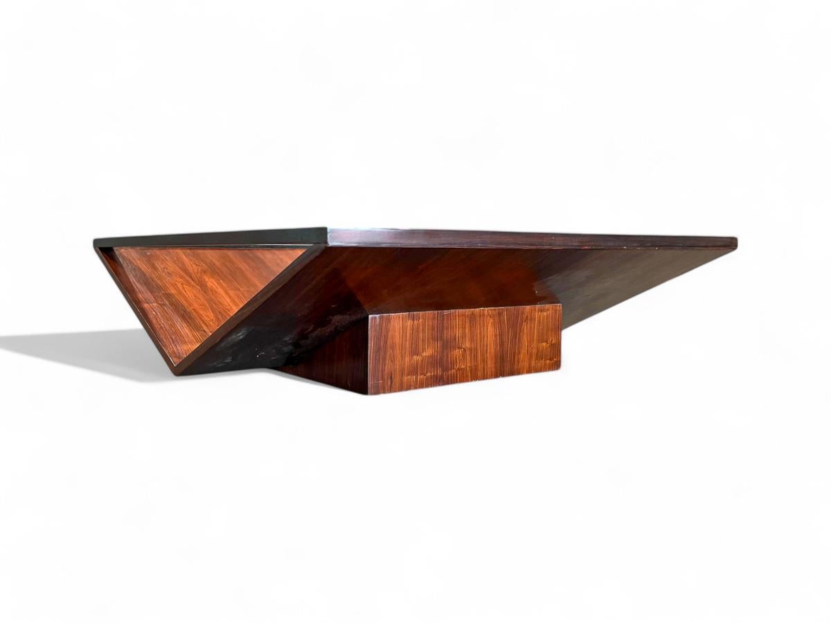 Table basse moderne brésilienne en bois dur, verre et métal, Unknown, années 1960 Bon état - En vente à New York, NY
