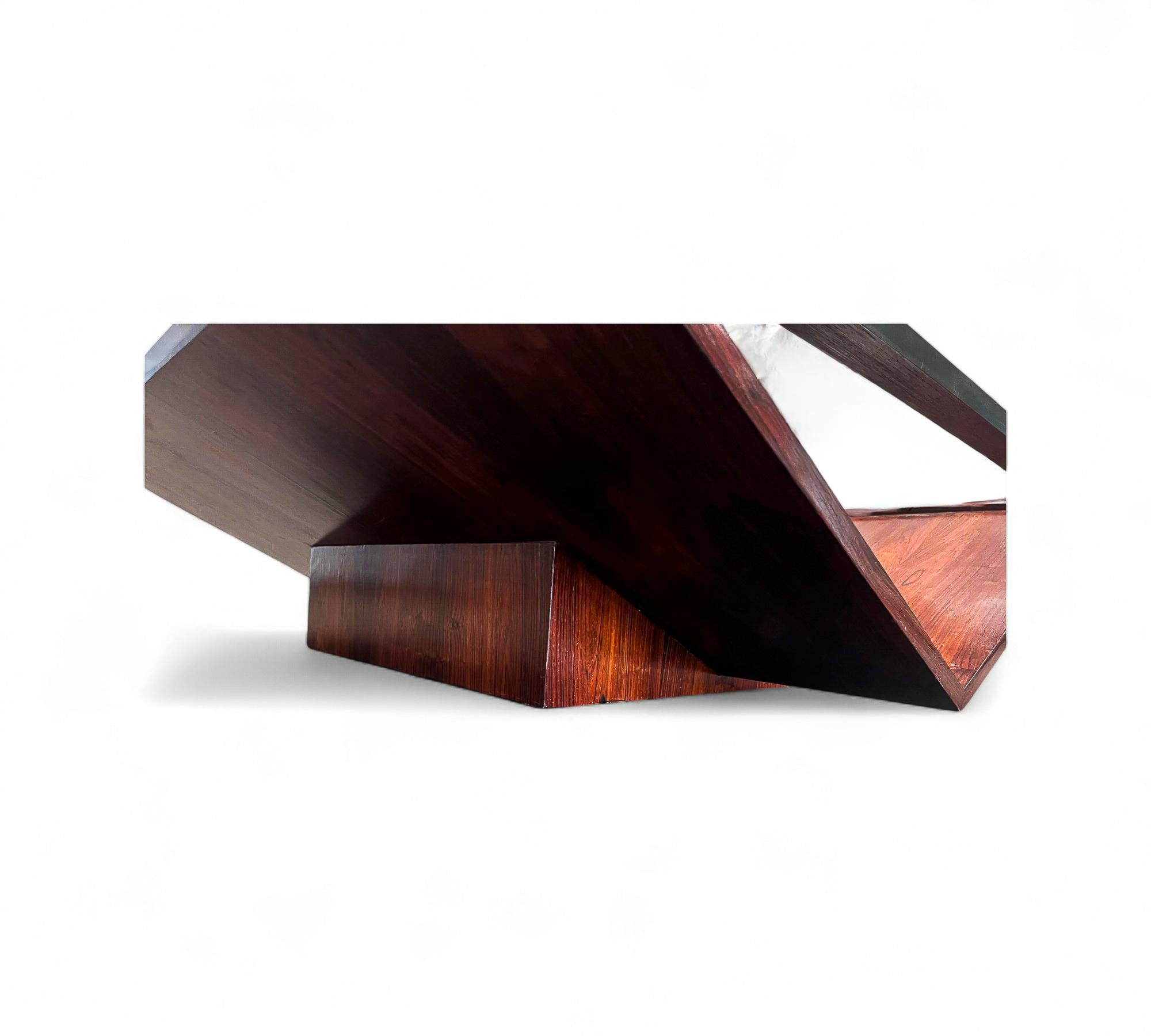 Table basse moderne brésilienne en bois dur, verre et métal, Unknown, années 1960 Bon état - En vente à New York, NY