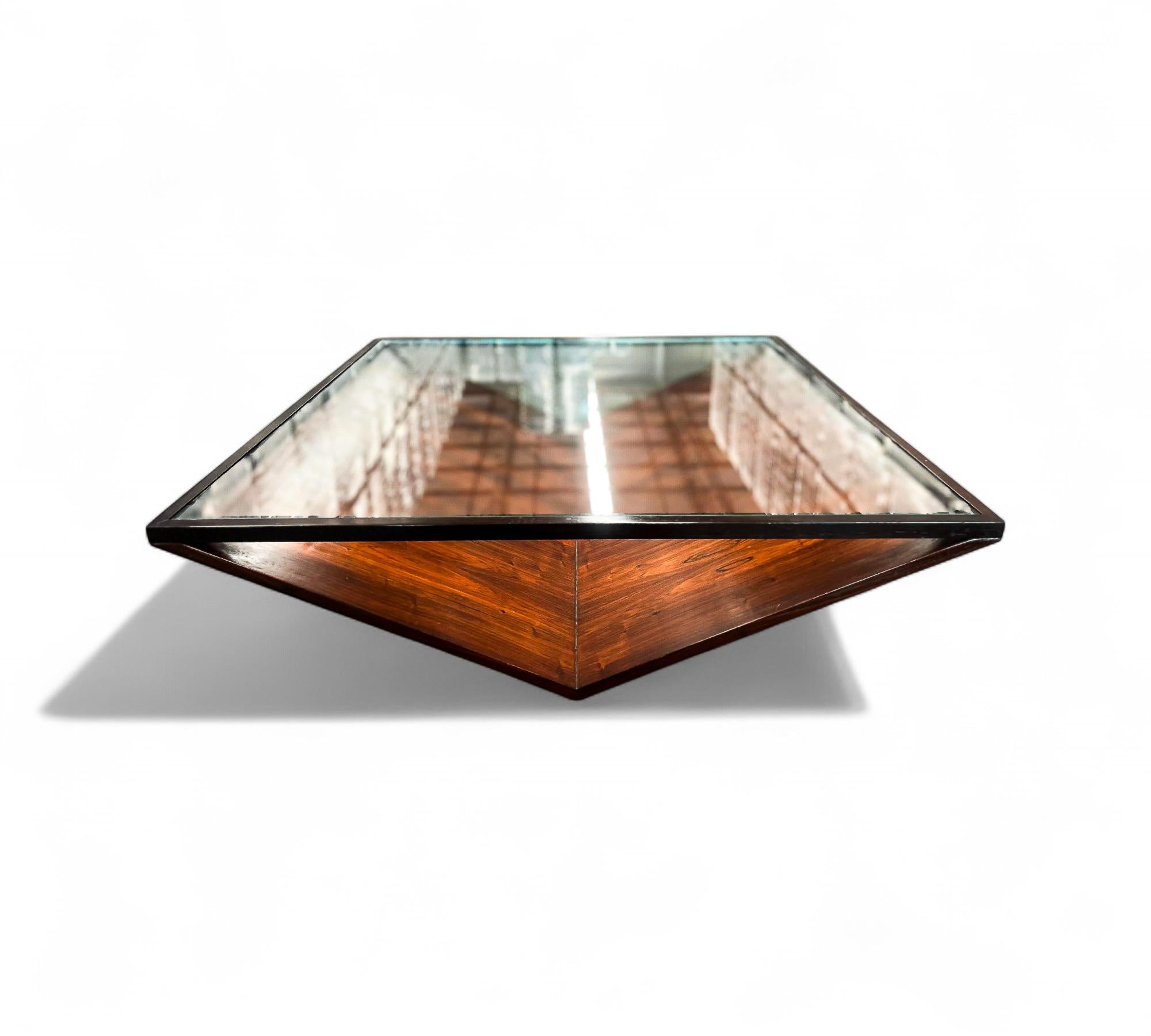 20ième siècle Table basse moderne brésilienne en bois dur, verre et métal, Unknown, années 1960 en vente