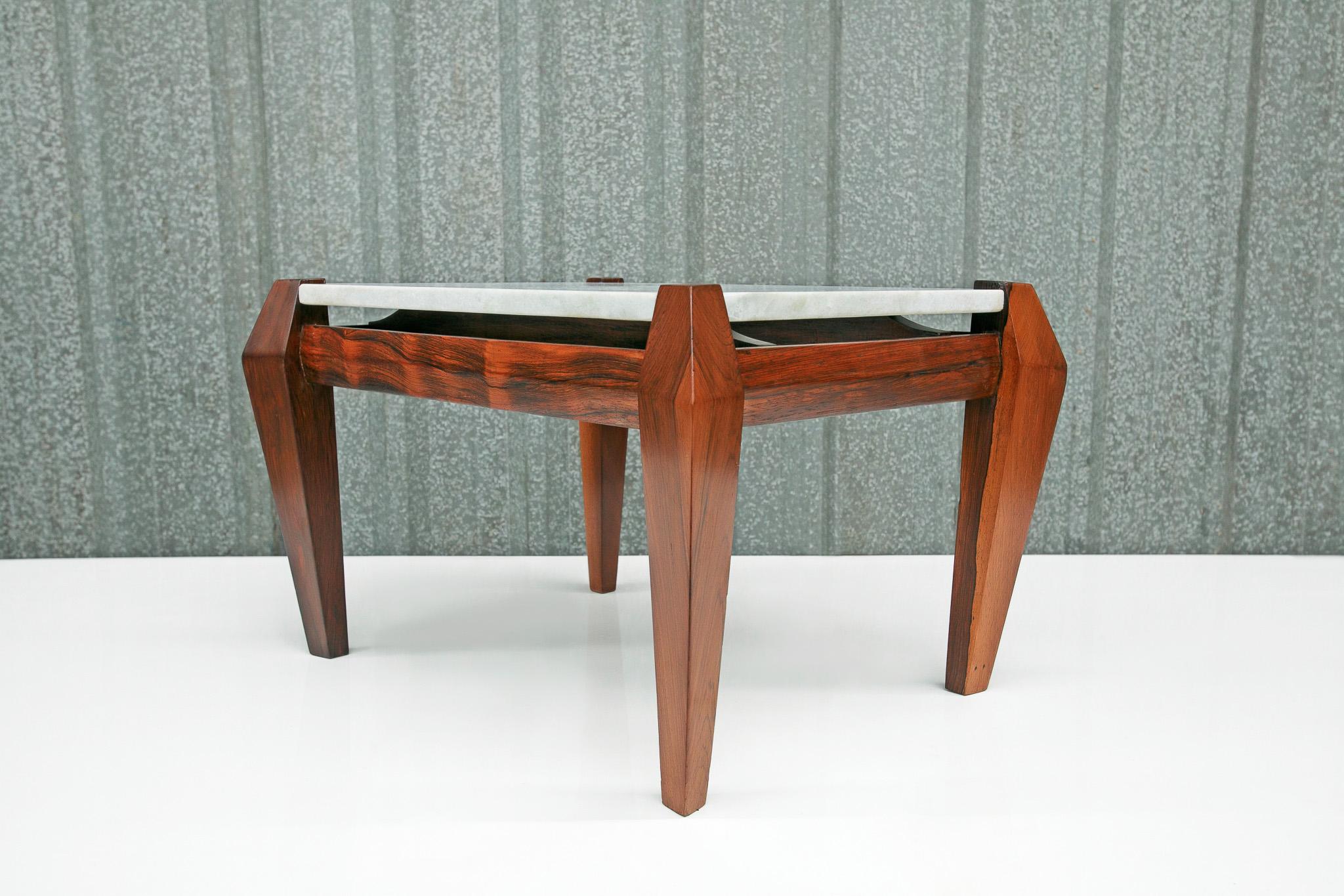 Mid-Century Modern Table basse moderne brésilienne en bois de feuillus et marbre, Jean Gillon, 1968, Brésil