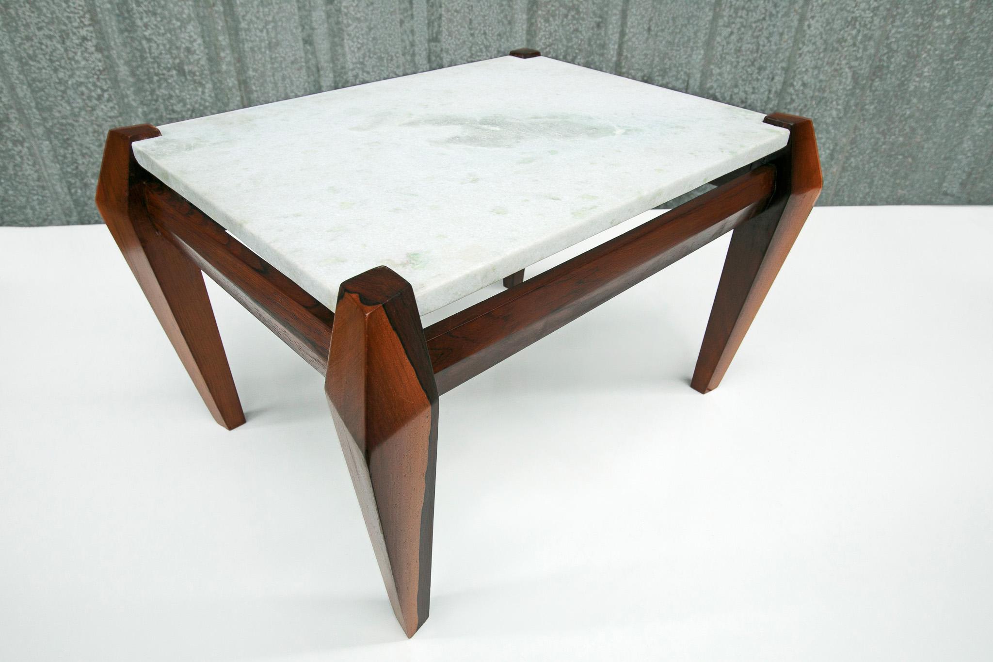 20ième siècle Table basse moderne brésilienne en bois de feuillus et marbre, Jean Gillon, 1968, Brésil