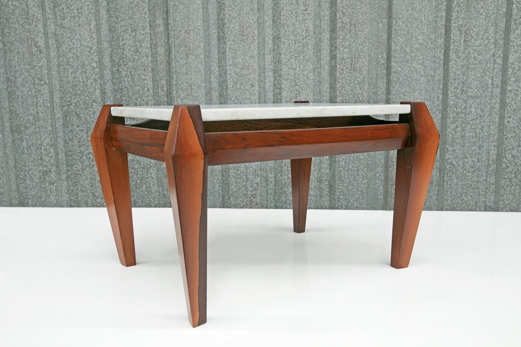 Marbre Table basse moderne brésilienne en bois de feuillus et marbre, Jean Gillon, 1968, Brésil