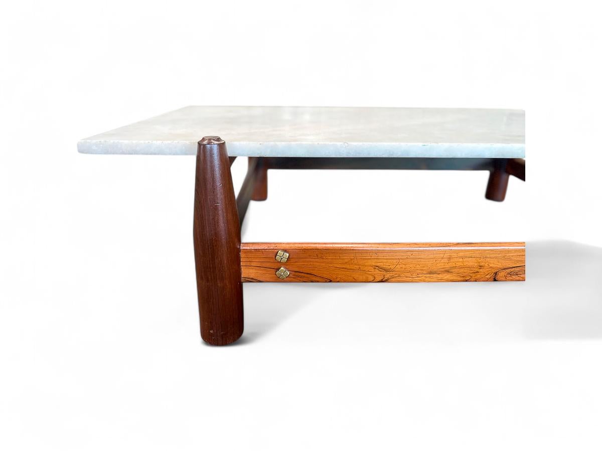 Table basse moderne brésilienne en bois dur et marbre, cinéma Cimo, vers 1950 en vente 2
