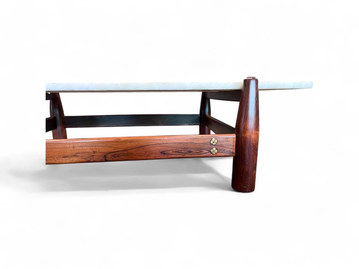 Table basse moderne brésilienne en bois dur et marbre, cinéma Cimo, vers 1950 en vente 3