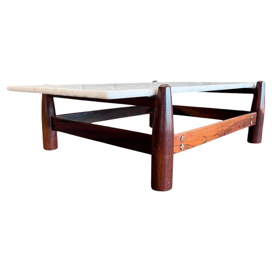 Ajoutez une touche d'élégance à votre espace avec cette magnifique table basse, fabriquée à partir de bois de rose brésilien exquis, d'un superbe plateau en marbre et de délicates finitions en métal. La table présente quatre pieds gracieusement