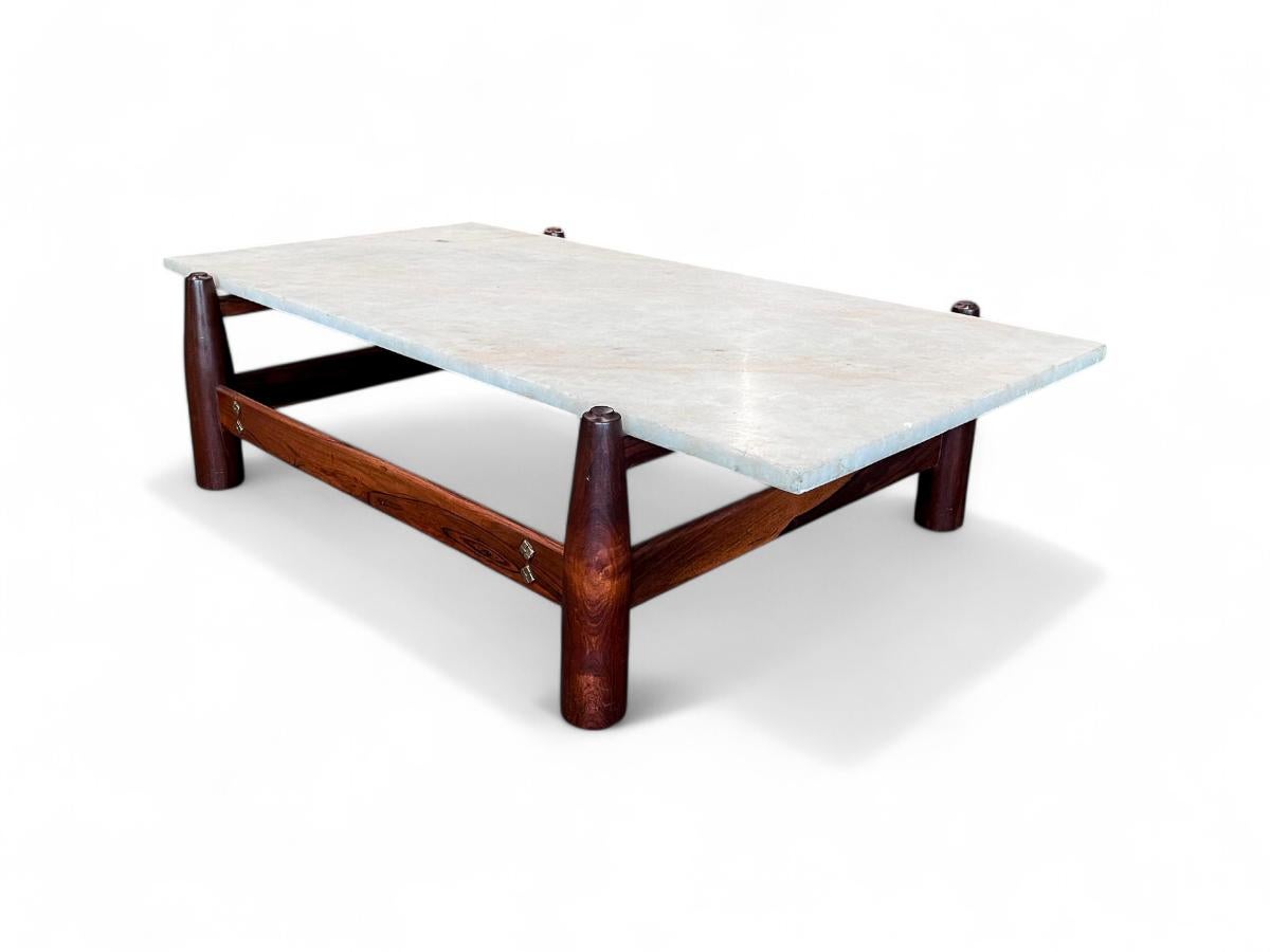 Brésilien Table basse moderne brésilienne en bois dur et marbre, cinéma Cimo, vers 1950 en vente