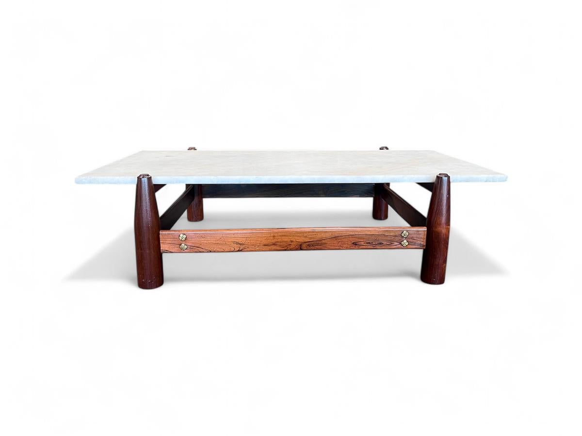 Travail du bois Table basse moderne brésilienne en bois dur et marbre, cinéma Cimo, vers 1950 en vente