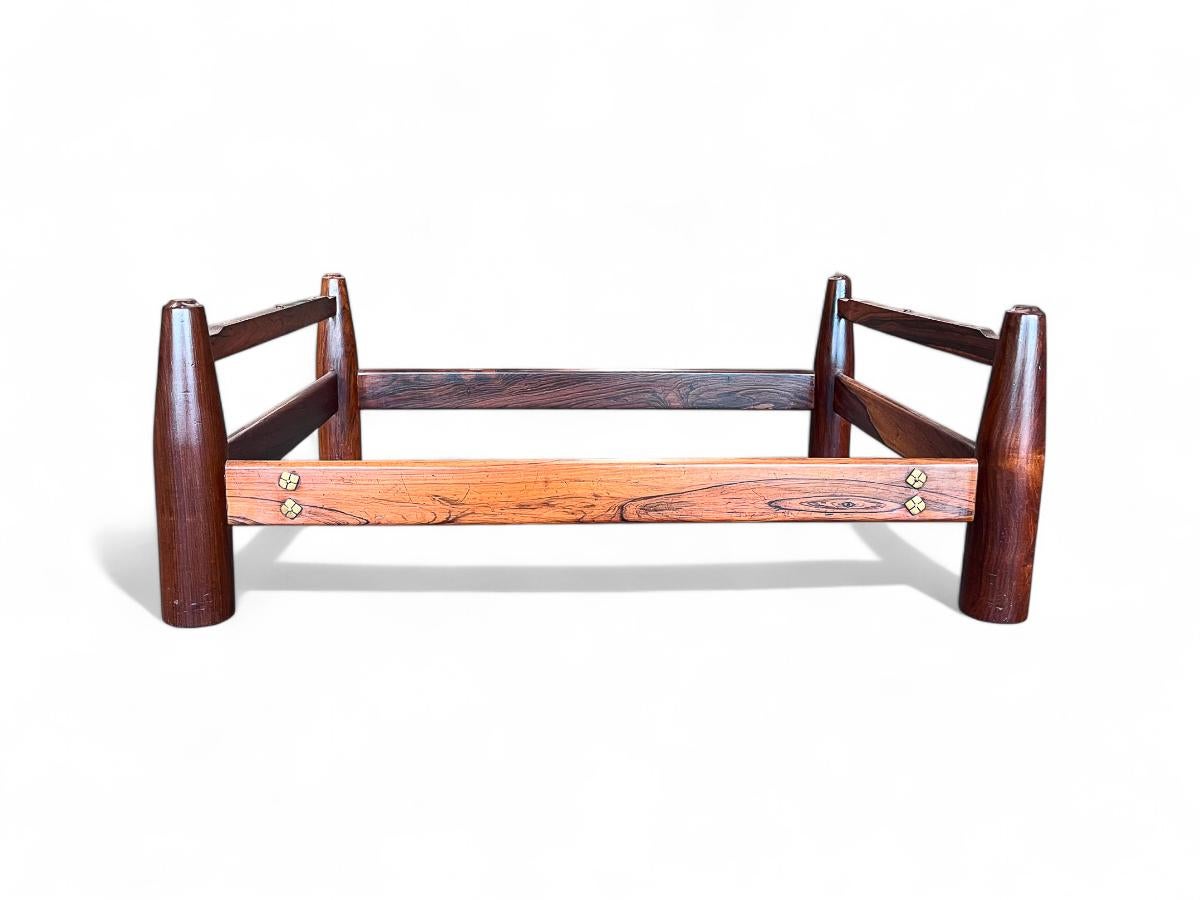 Table basse moderne brésilienne en bois dur et marbre, cinéma Cimo, vers 1950 Bon état - En vente à New York, NY