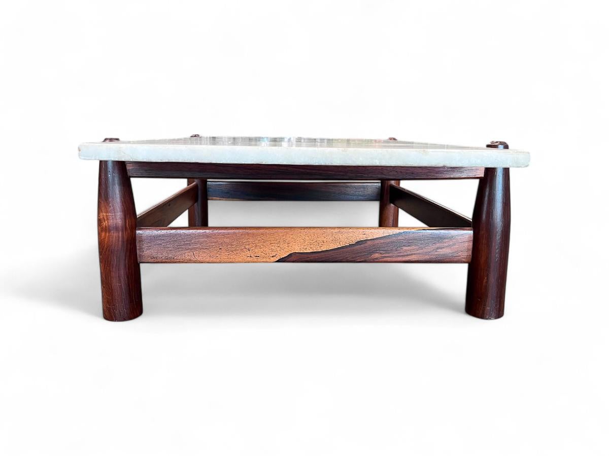 20ième siècle Table basse moderne brésilienne en bois dur et marbre, cinéma Cimo, vers 1950 en vente