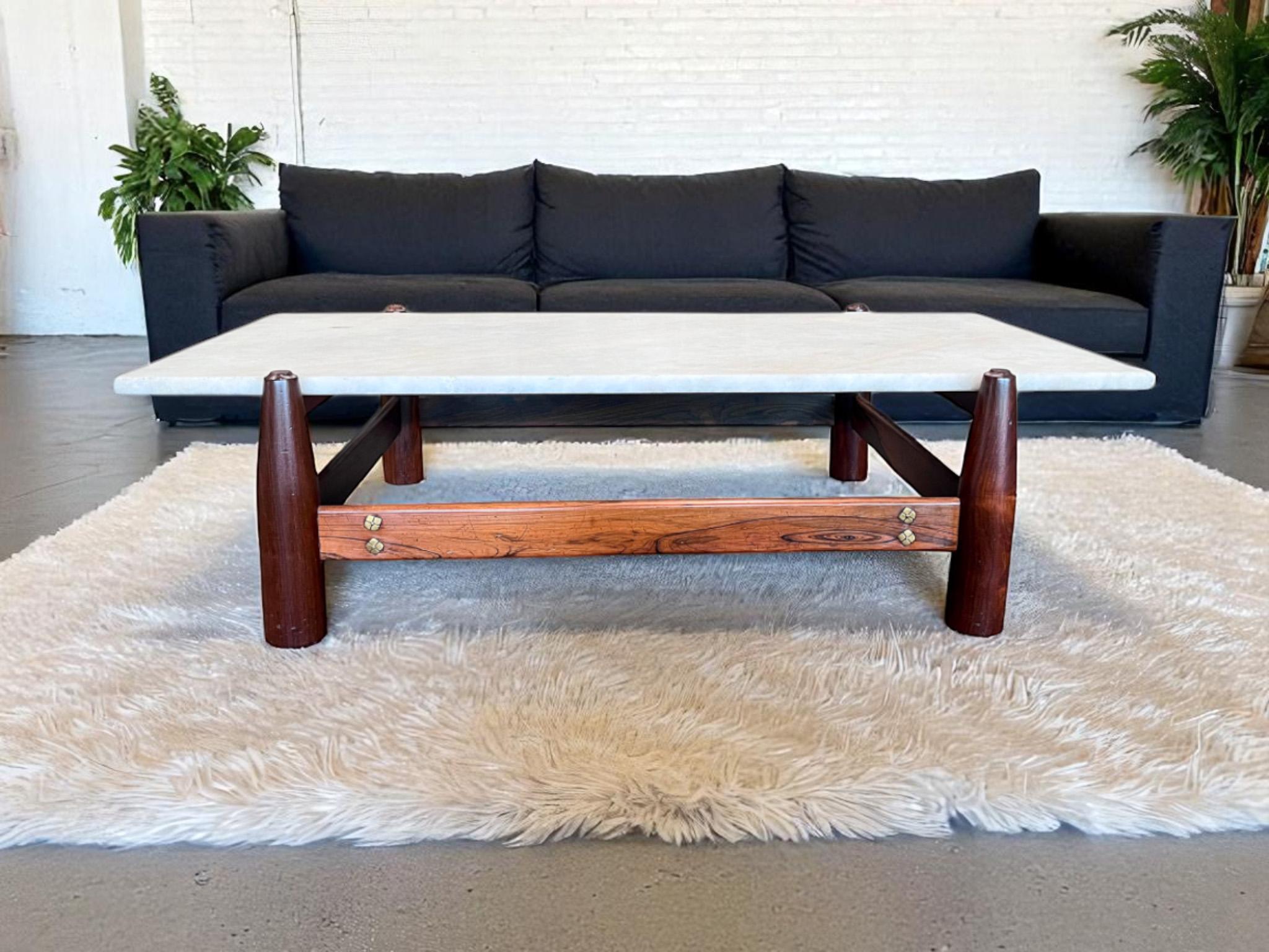 Marbre Table basse moderne brésilienne en bois dur et marbre, cinéma Cimo, vers 1950 en vente