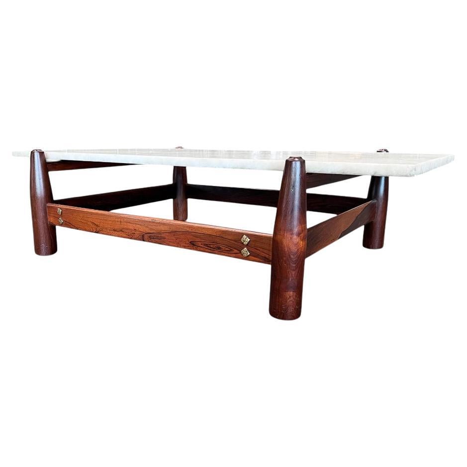Brasilianischer moderner Couchtisch aus Hartholz und Marmor, Movies Cimo, um 1950