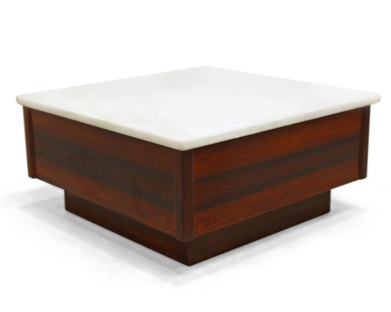 Disponible dès aujourd'hui à NYC avec livraison nationale gratuite, cette table basse moderne brésilienne en bois dur et plateau en marbre, de designers inconnus, fabriquée dans les années 60, n'est rien de moins qu'exquise !

Whiting présente une