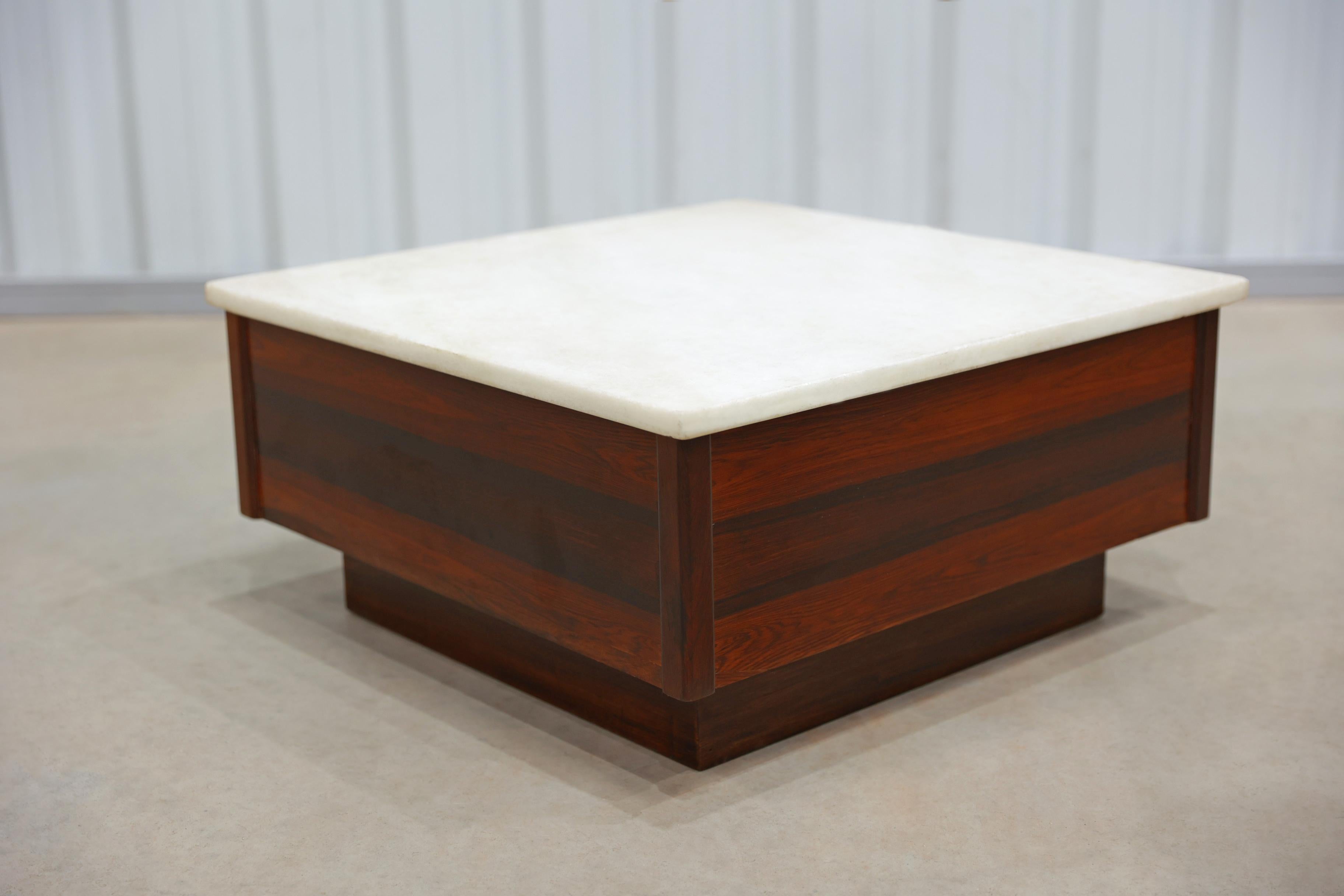 Mid-Century Modern Table basse moderne brésilienne en bois dur et plateau en marbre, Unknown, c. 1960 en vente