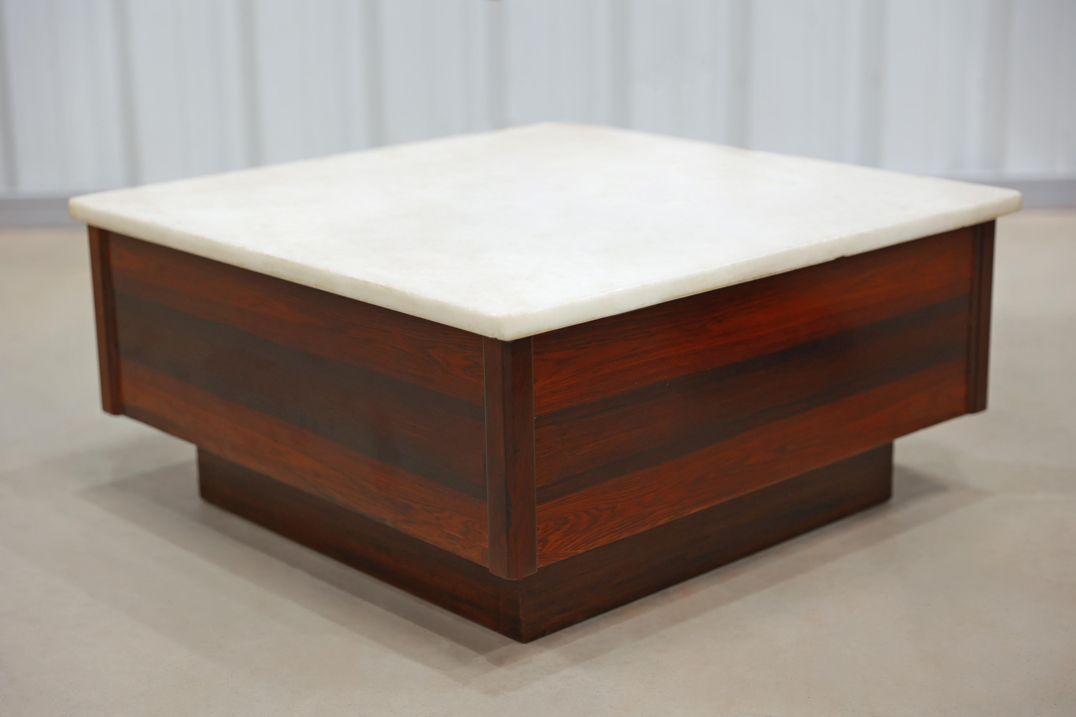 20ième siècle Table basse moderne brésilienne en bois dur et plateau en marbre, Unknown, c. 1960 en vente