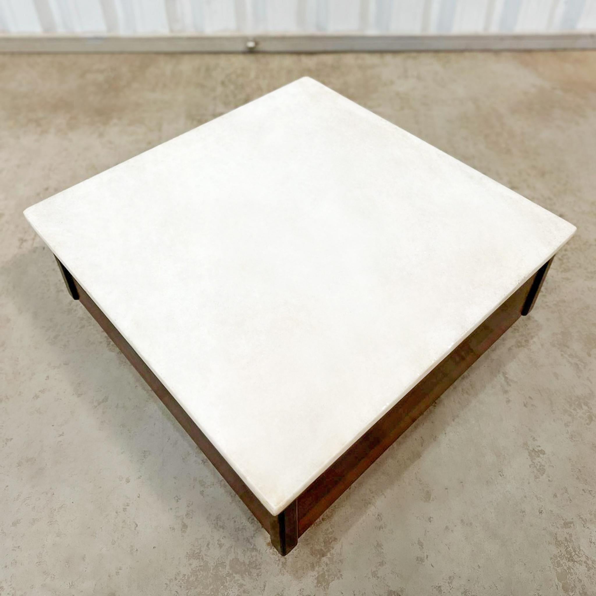 Table basse moderne brésilienne en bois dur et plateau en marbre, Unknown, c. 1960 en vente 1
