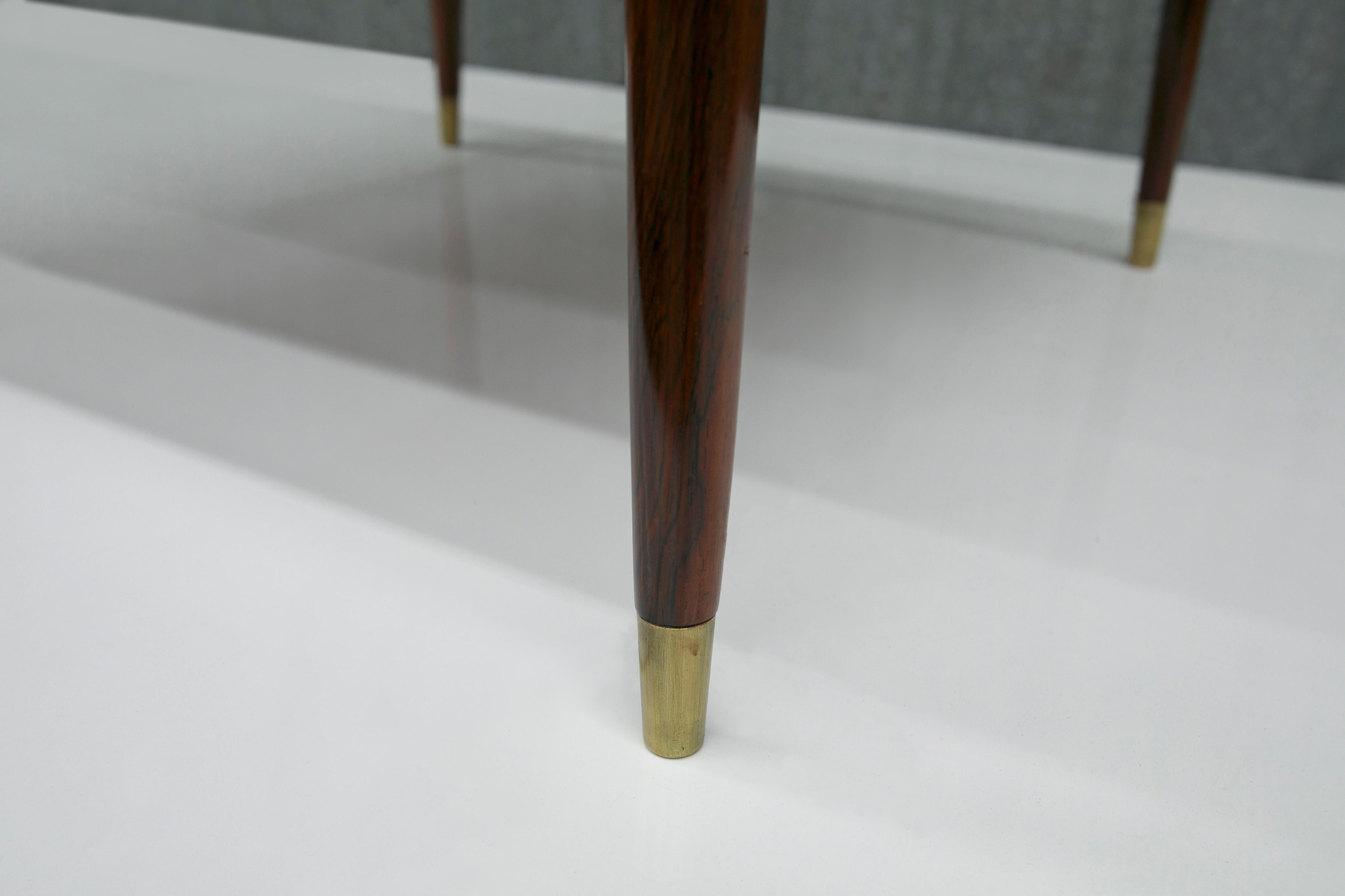 Travail du bois Table basse moderne brésilienne en bois dur et travertin, G. Scapinelli, Brésil en vente