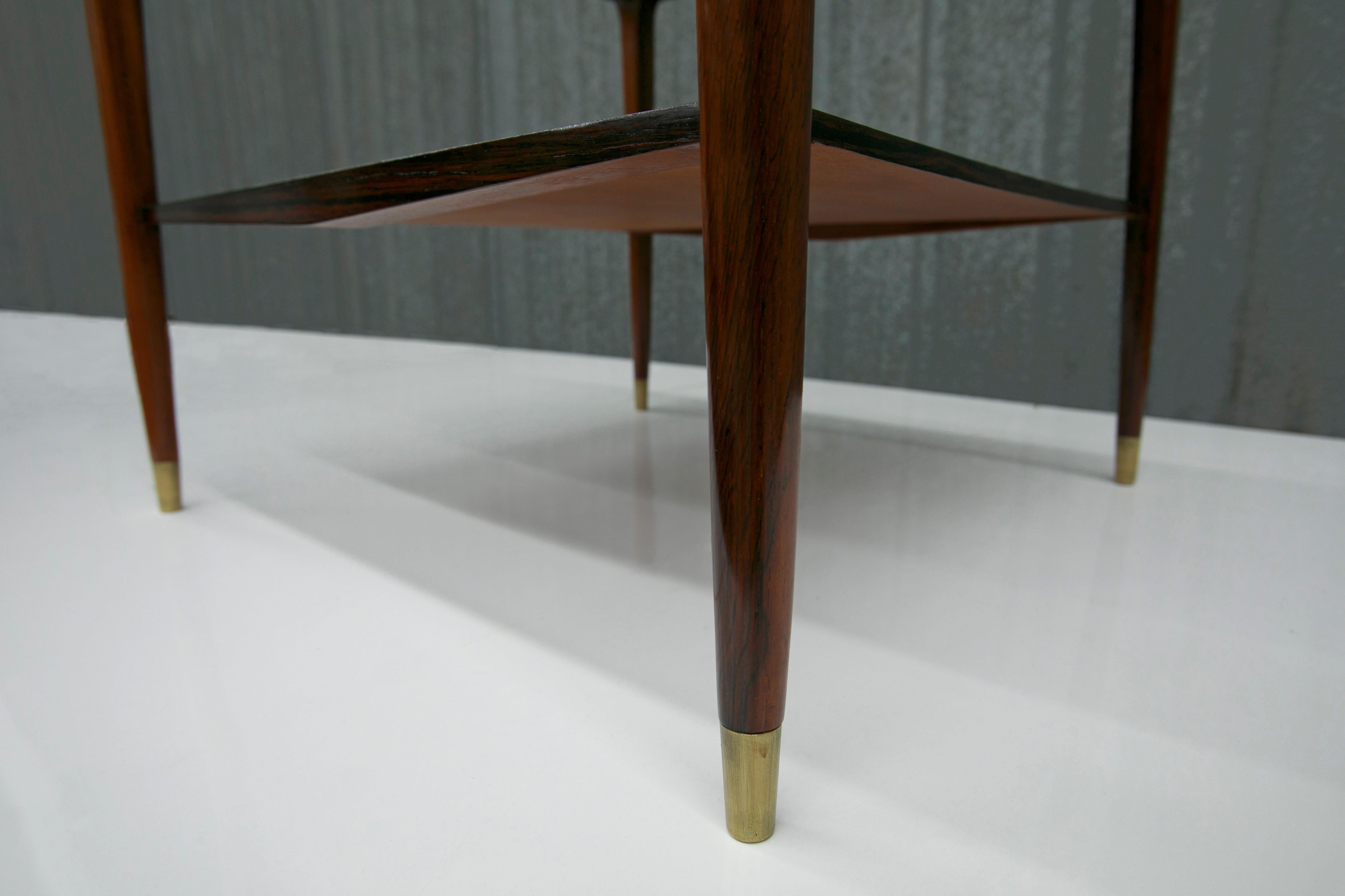 Table basse moderne brésilienne en bois dur et travertin, G. Scapinelli, Brésil Bon état - En vente à New York, NY